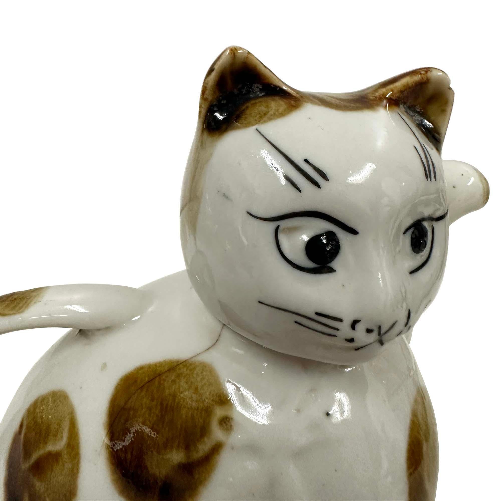 Chinois Early 20th Century Chinese Porcelain Cat Teapot with Marks on the bottom en vente