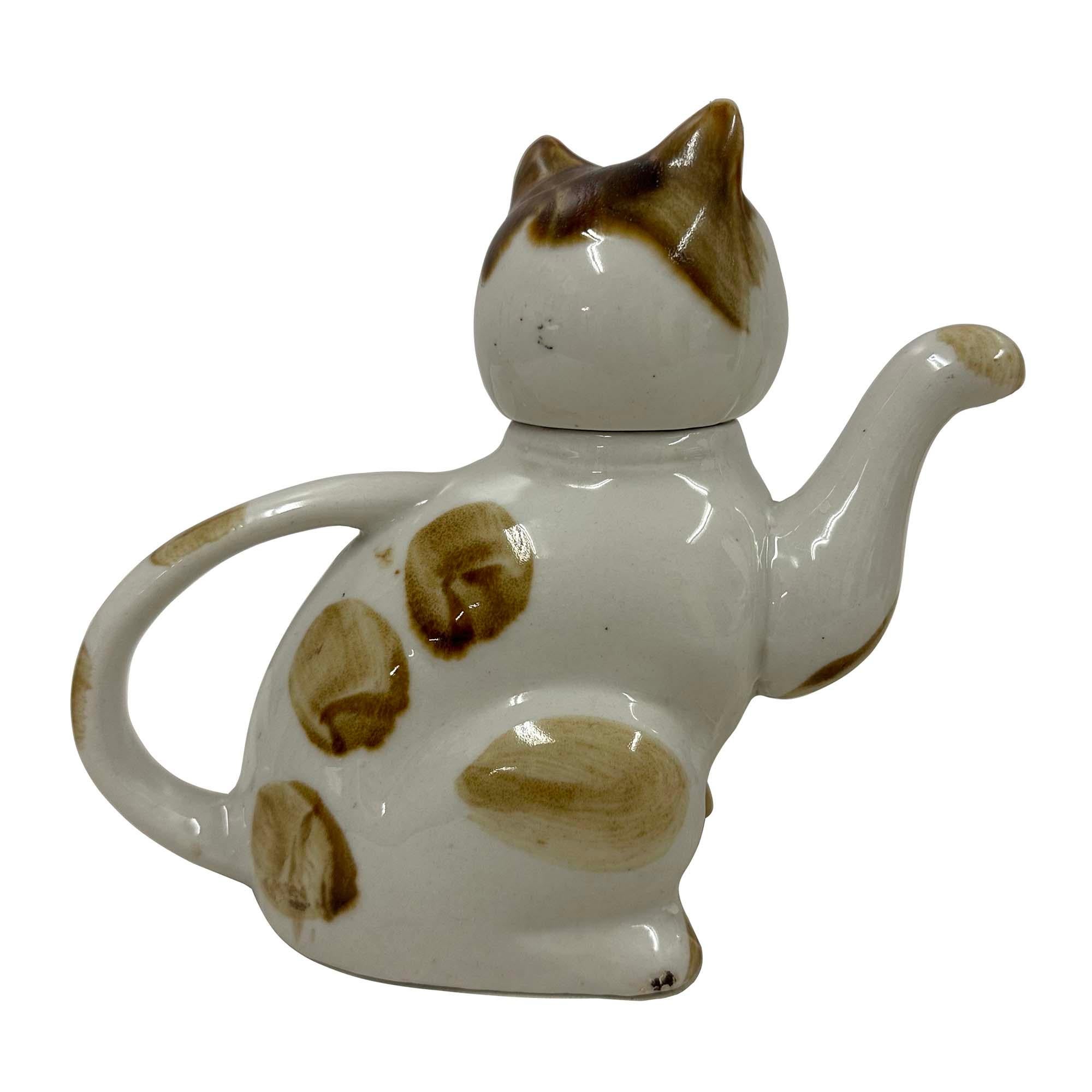 Fait main Early 20th Century Chinese Porcelain Cat Teapot with Marks on the bottom en vente