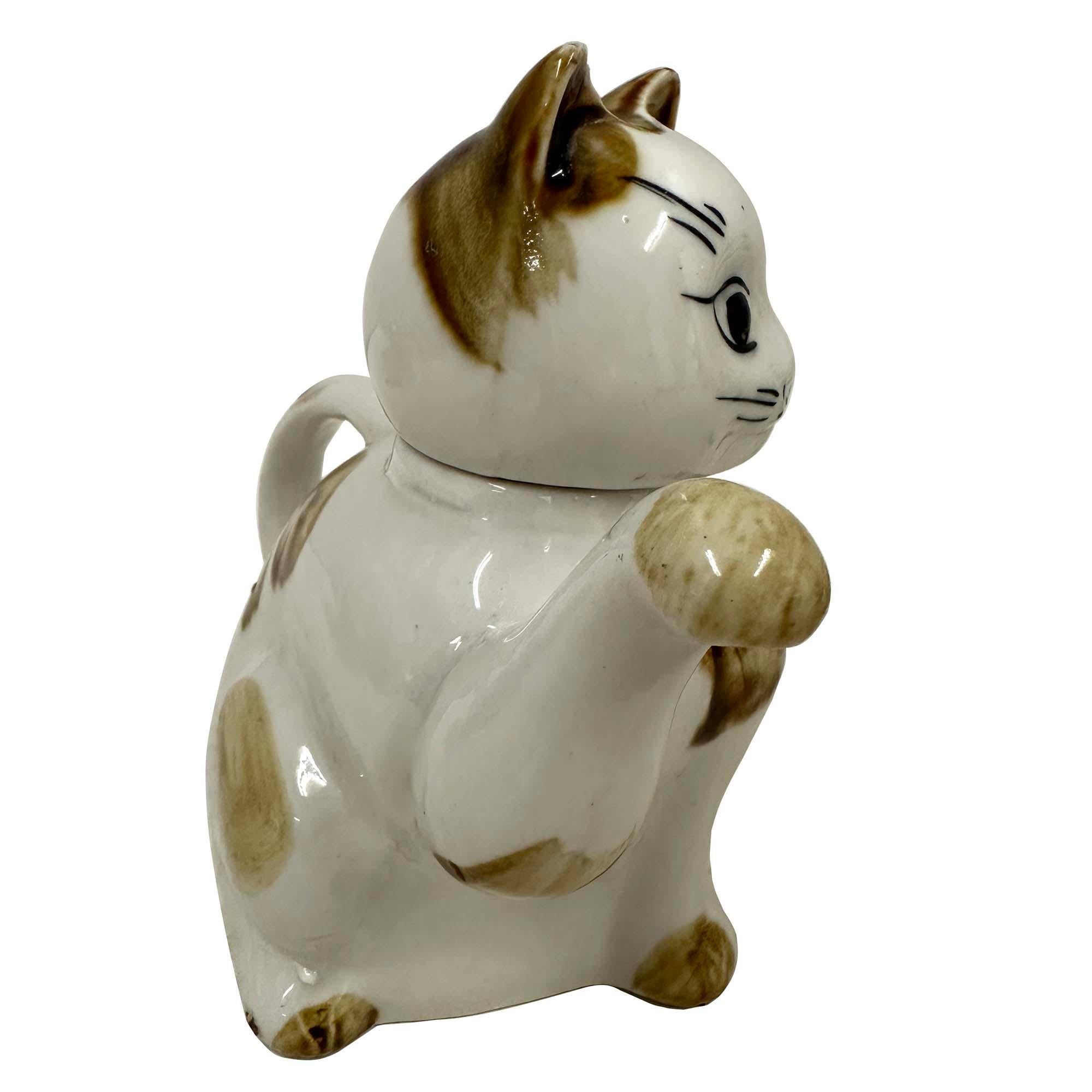 Early 20th Century Chinese Porcelain Cat Teapot with Marks on the bottom Bon état - En vente à Pomona, CA