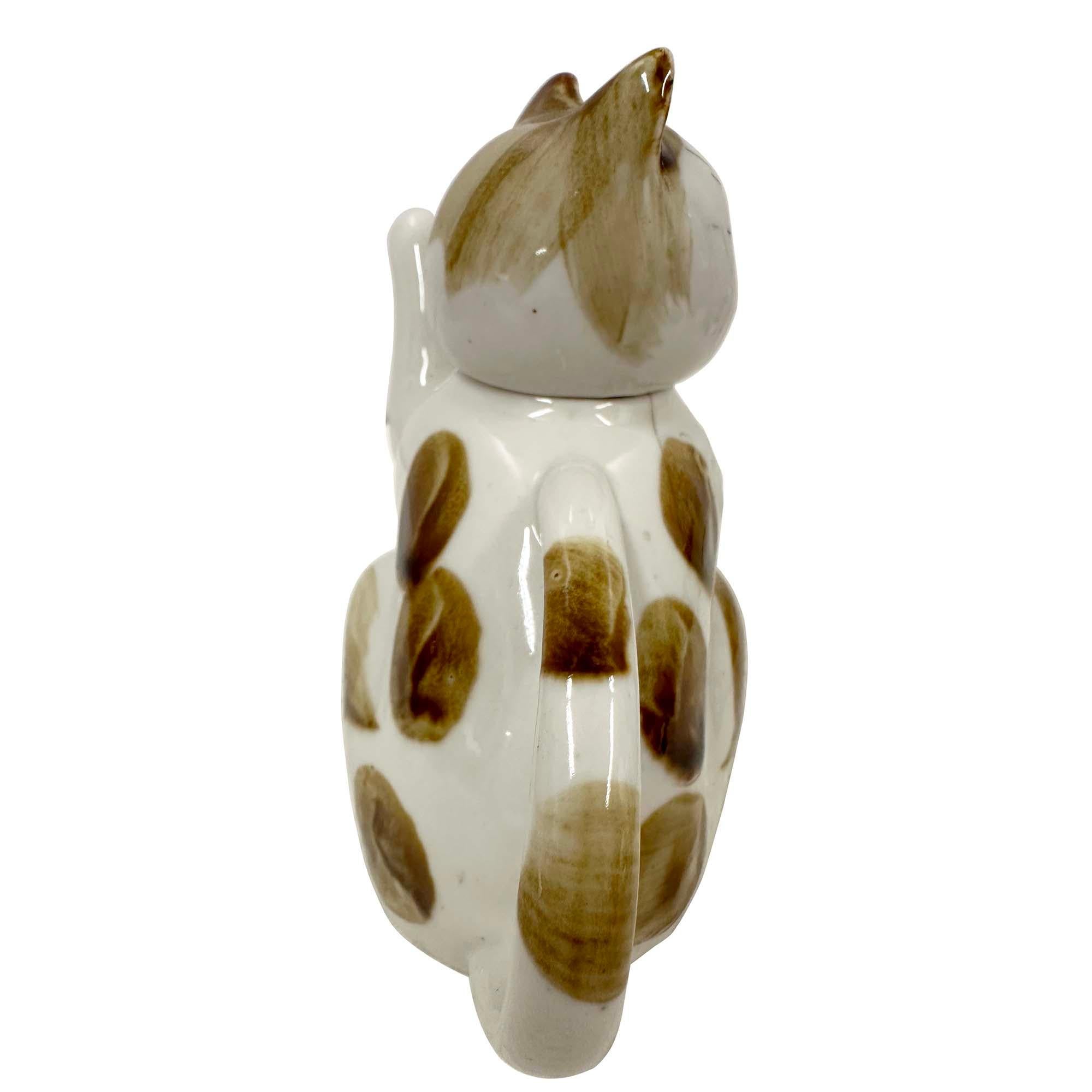 Early 20th Century Chinese Porcelain Cat Teapot with Marks on the bottom État moyen - En vente à Pomona, CA