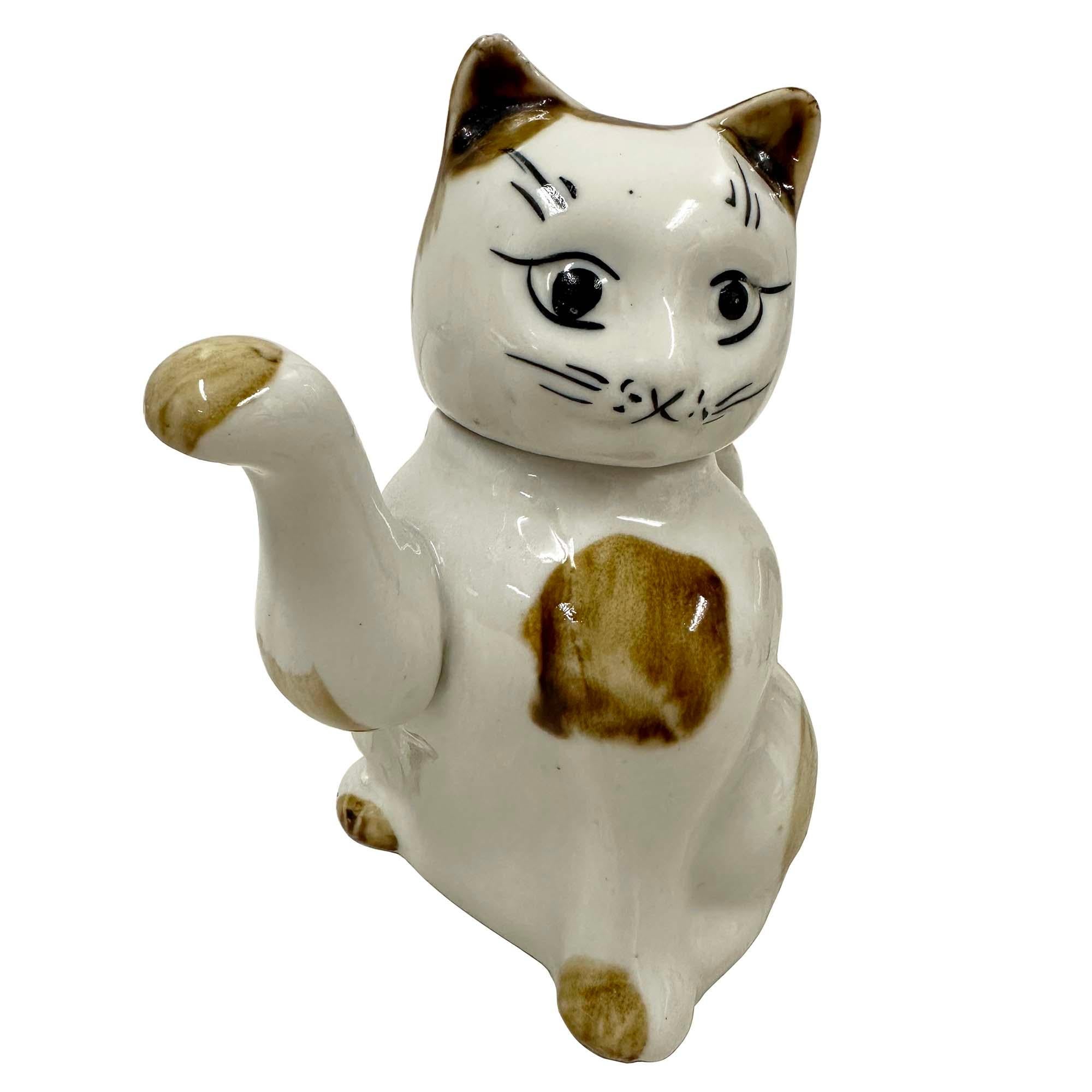 20ième siècle Early 20th Century Chinese Porcelain Cat Teapot with Marks on the bottom en vente