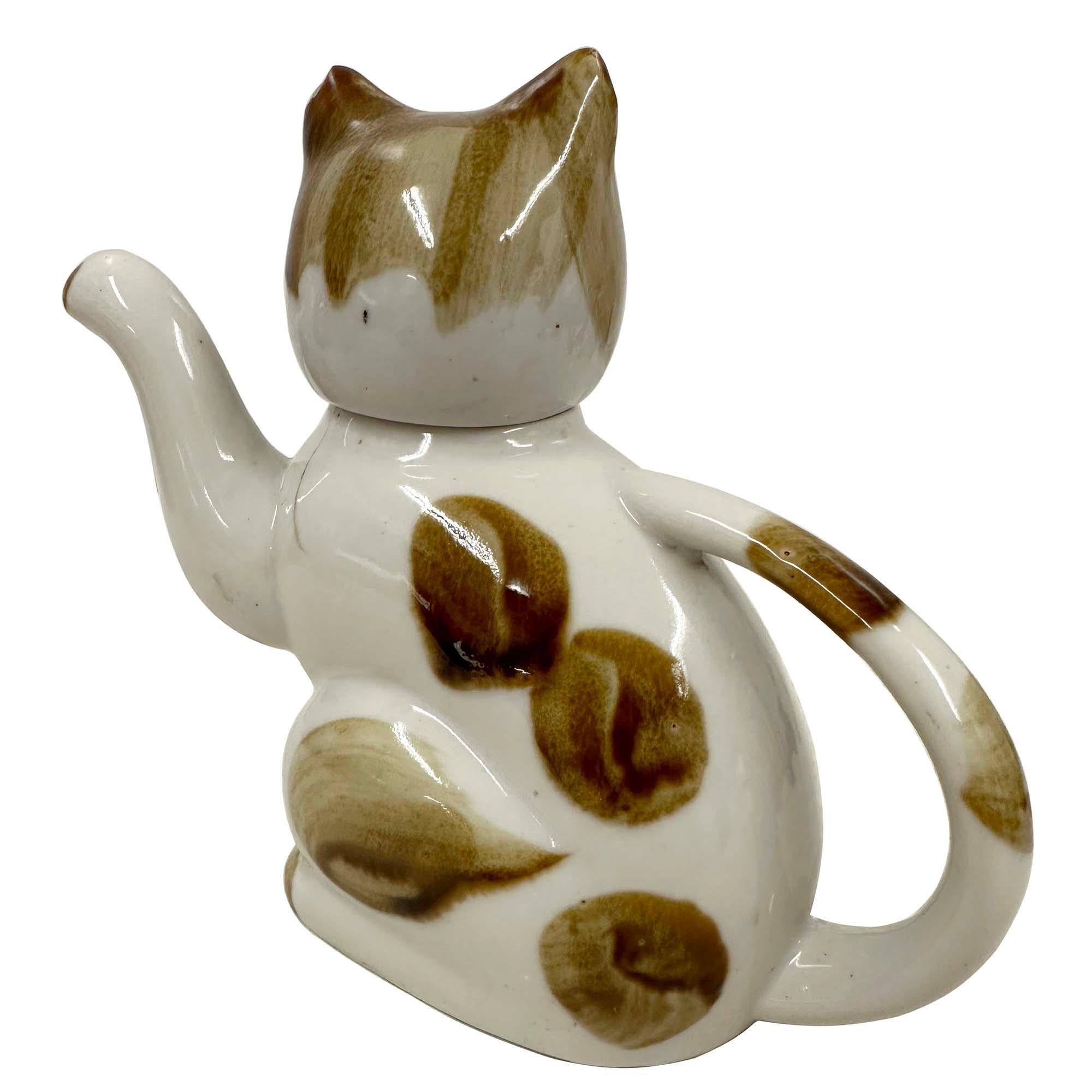 20ième siècle Early 20th Century Chinese Porcelain Cat Teapot with Marks on the bottom en vente
