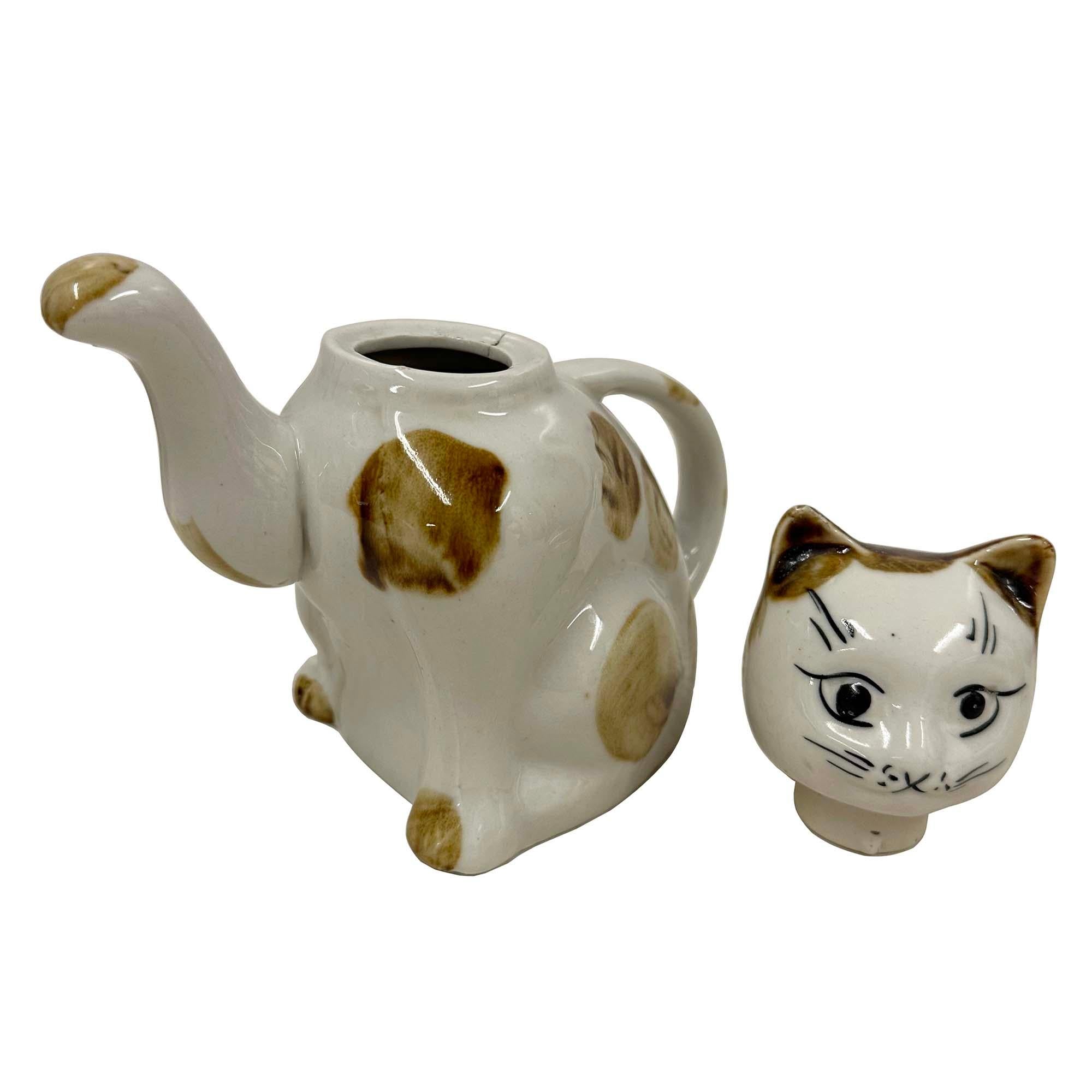 Porcelaine Early 20th Century Chinese Porcelain Cat Teapot with Marks on the bottom en vente