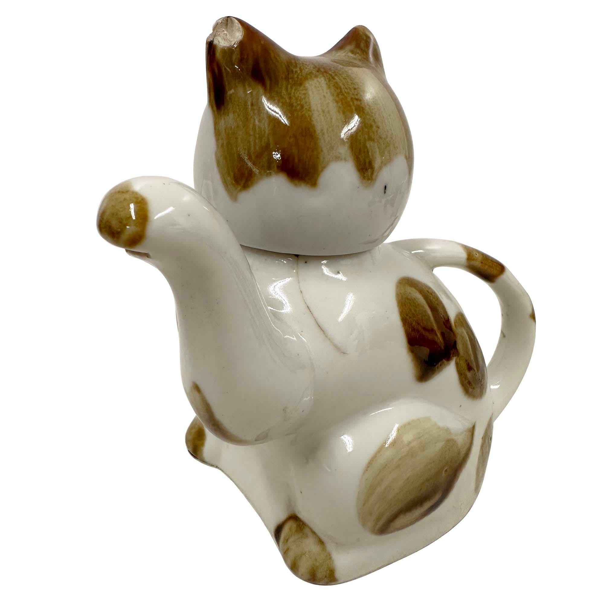 Porcelaine Early 20th Century Chinese Porcelain Cat Teapot with Marks on the bottom en vente