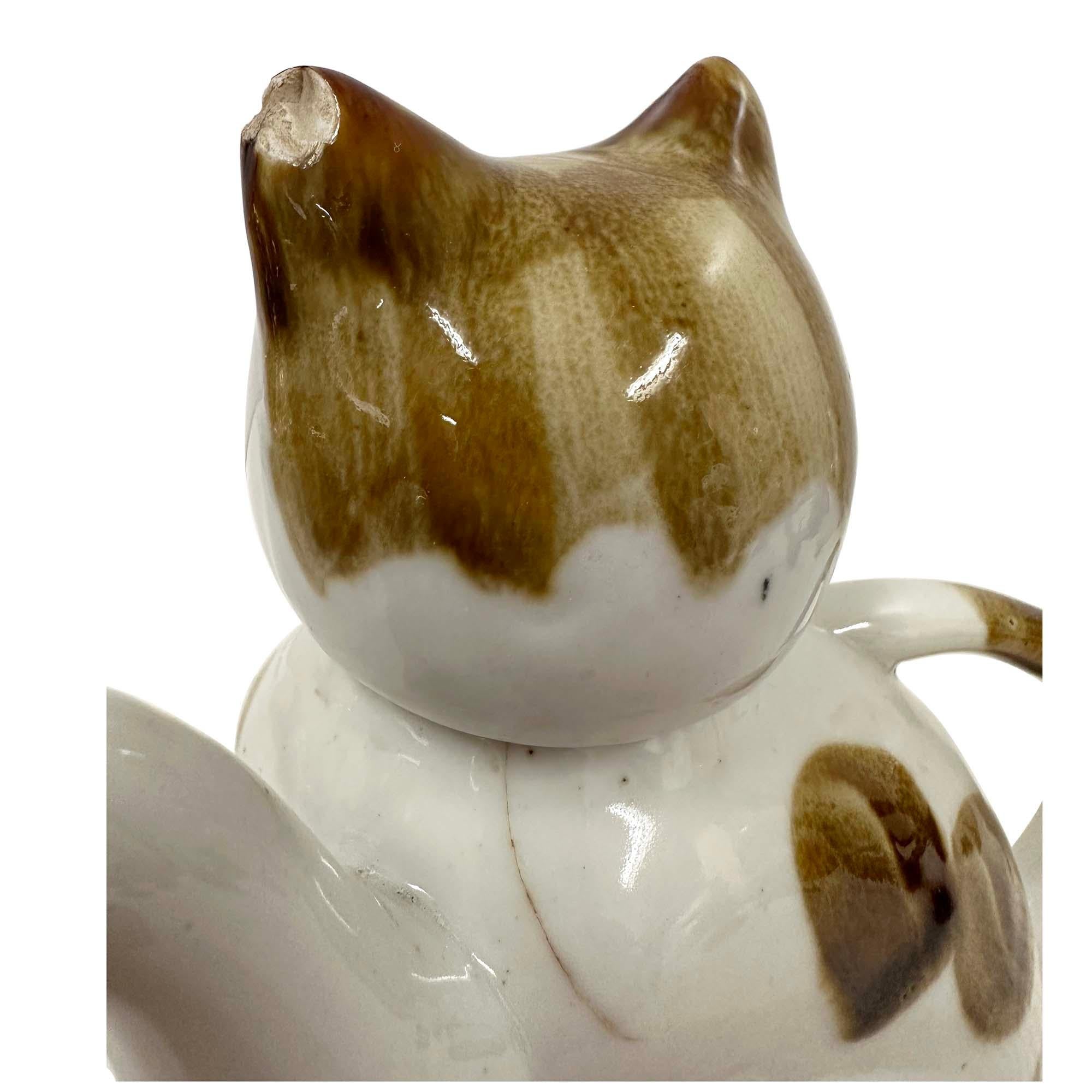 Early 20th Century Chinese Porcelain Cat Teapot with Marks on the bottom en vente 1
