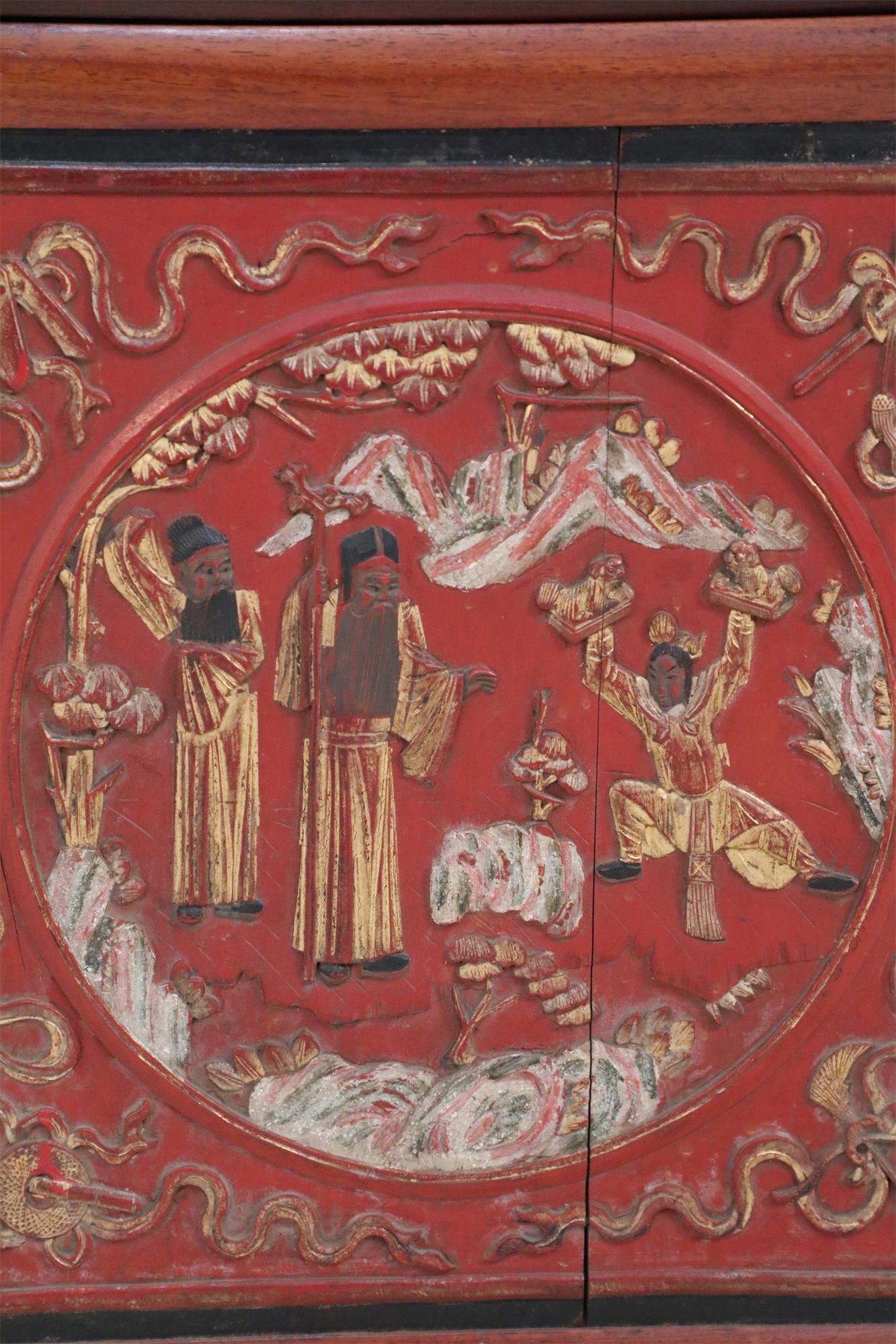 Chinesischer rot geschnitzter, geschnitzter Holzschrank aus dem frühen 20. Jahrhundert im Angebot 9