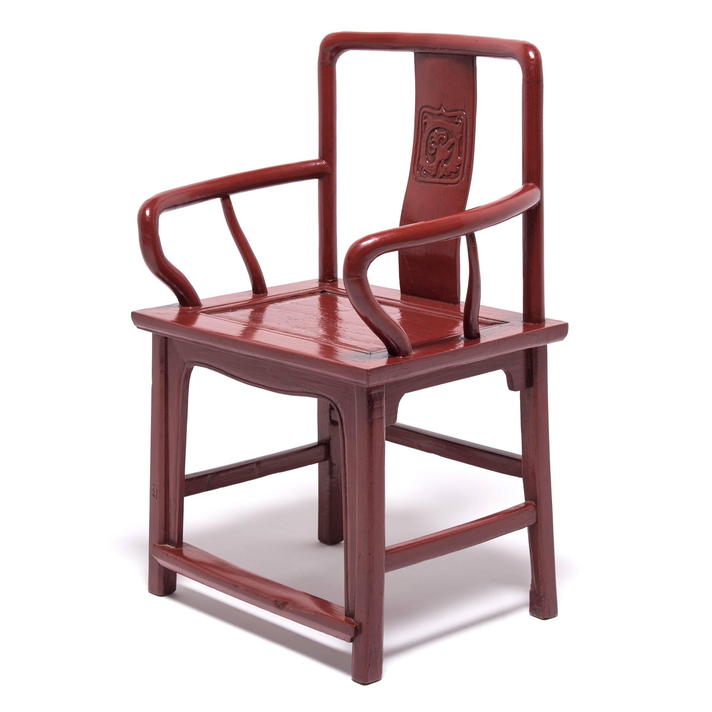 La caractéristique principale d'une chaise officielle chinoise est la façon dont la traverse de la crête du dossier s'enroule continuellement dans les montants du dossier. Nos artisans ont laqué cet exemplaire imposant de la fin du XIXe siècle