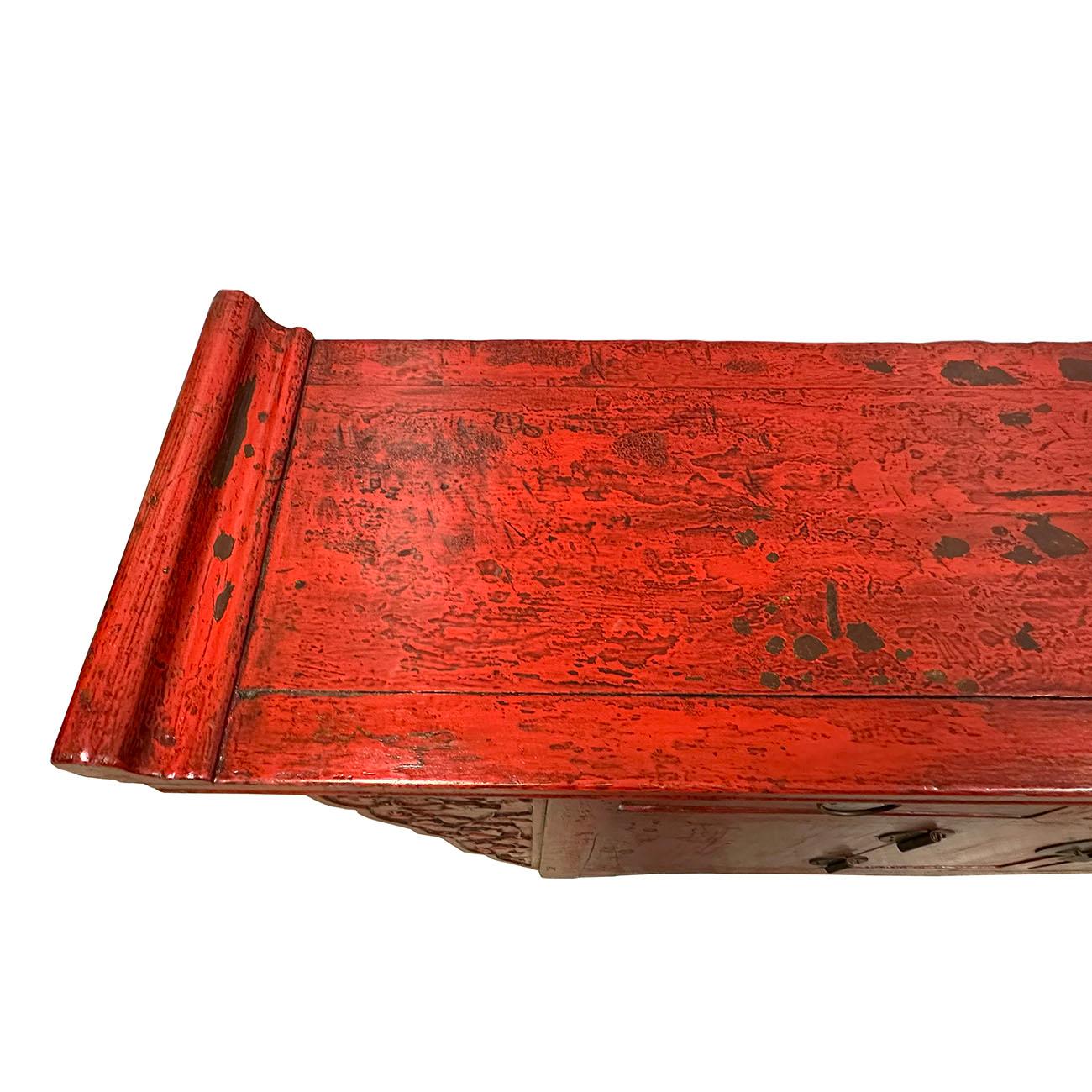 20ième siècle Cabinet d'autel, table-buffet ou buffet chinois laqué rouge du début du 20e siècle en vente
