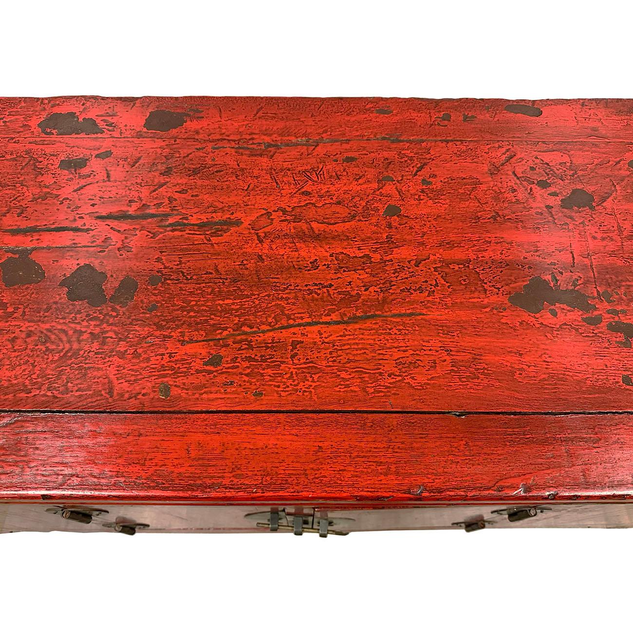 Bois Cabinet d'autel, table-buffet ou buffet chinois laqué rouge du début du 20e siècle en vente