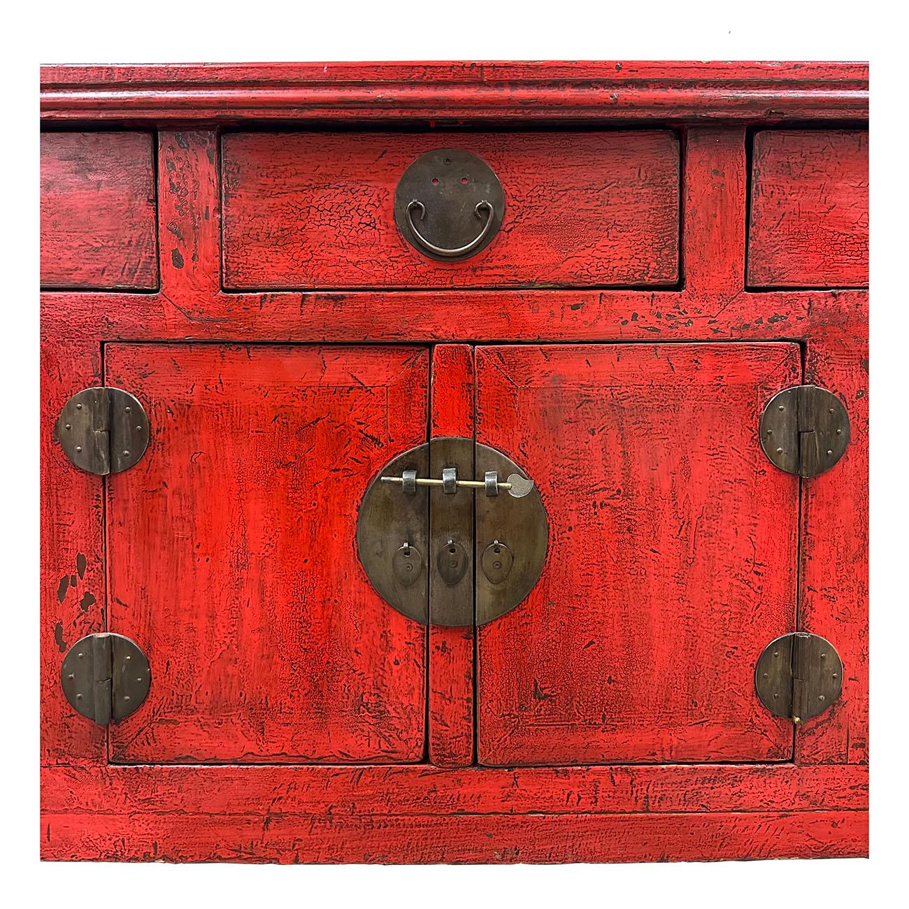 Exportation chinoise Cabinet d'autel, table-buffet ou buffet chinois laqué rouge du début du 20e siècle en vente