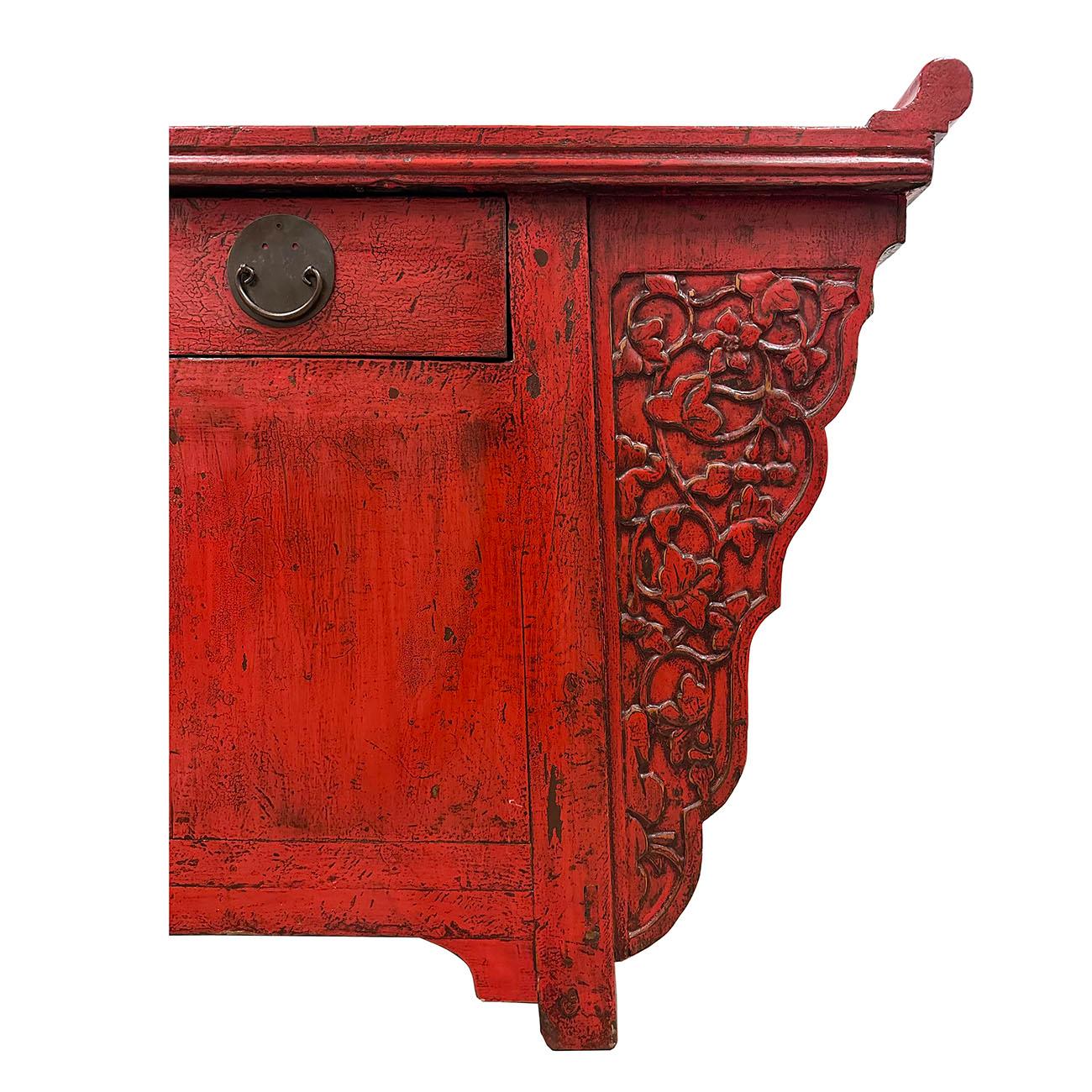 Sculpté à la main Cabinet d'autel, table-buffet ou buffet chinois laqué rouge du début du 20e siècle en vente