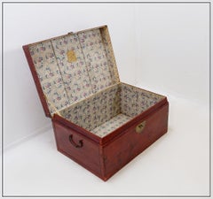 Malle en cuir laqué rouge chinoise du début du 20e siècle