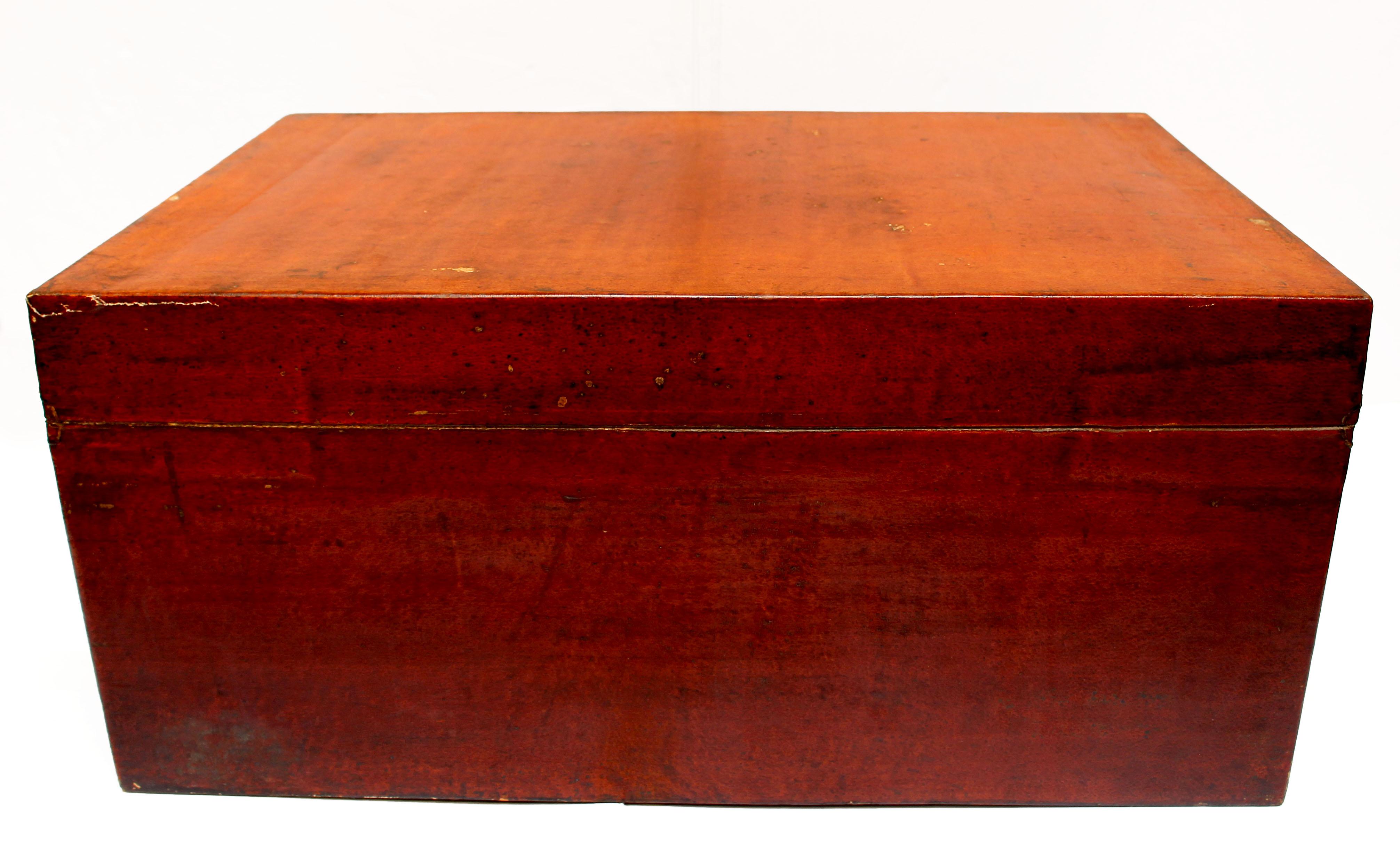 Early 20th Century Chinese Red Trunk with Iron Mounts For Sale 1