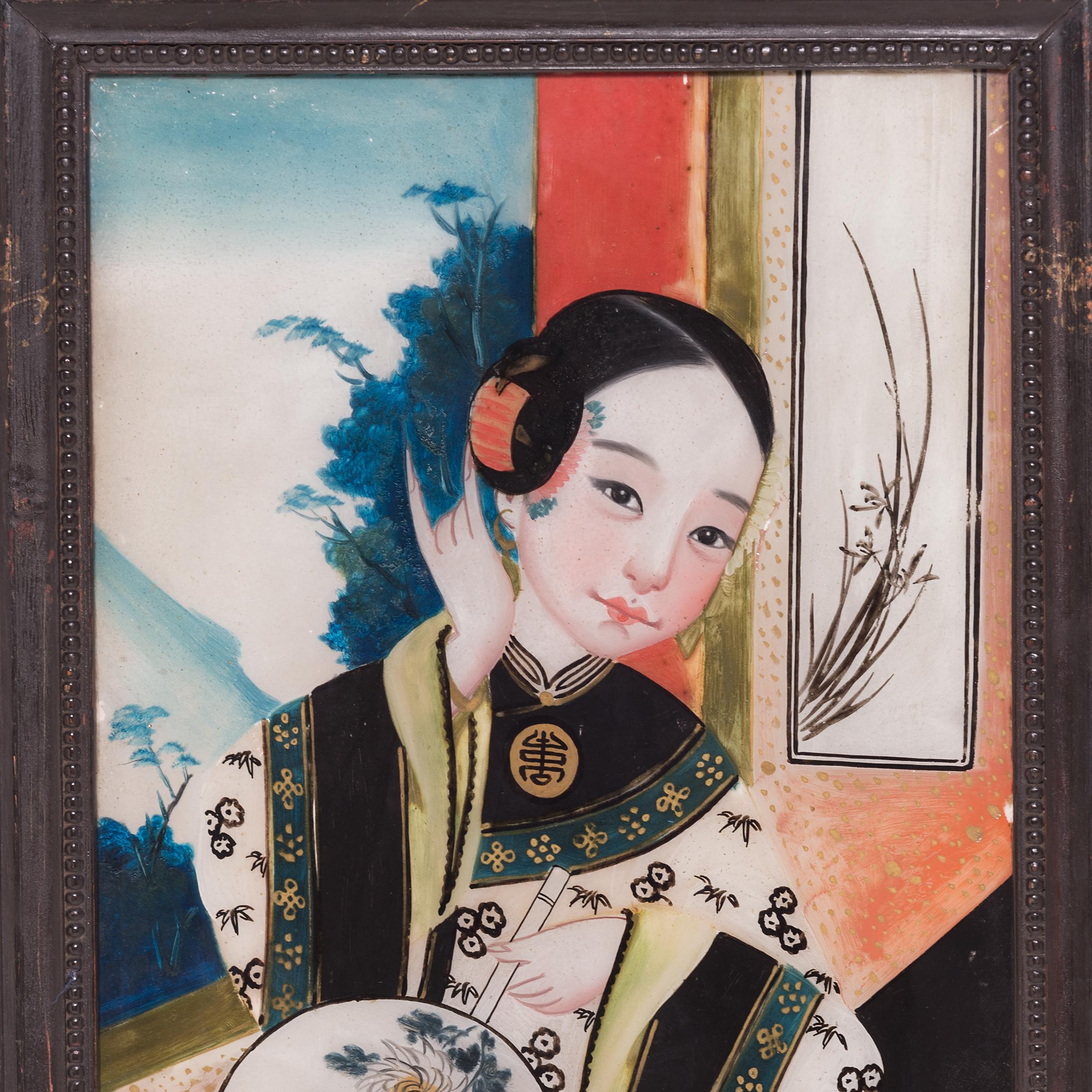 Dieses Porträt einer jungen Frau ist ein bemerkenswertes Beispiel für Hinterglasmalerei mit exquisiten Details und leuchtenden Farben. Um dem fertigen Werk einen subtilen dreidimensionalen Effekt zu verleihen, muss der Künstler beim Malen auf der
