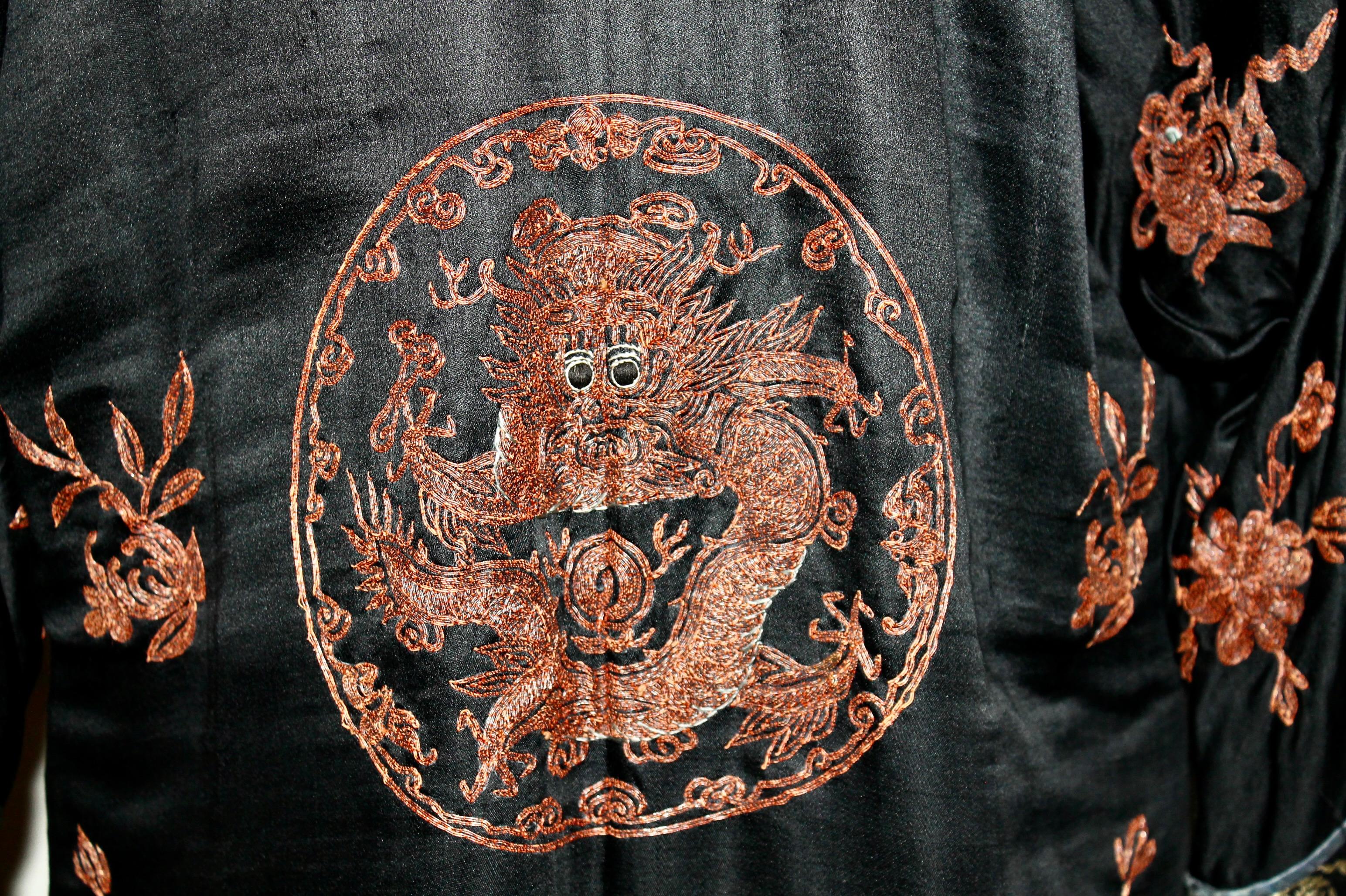 Early 20th Century Chinese Robe with Metallic Dragon Embroidery For Sale 4