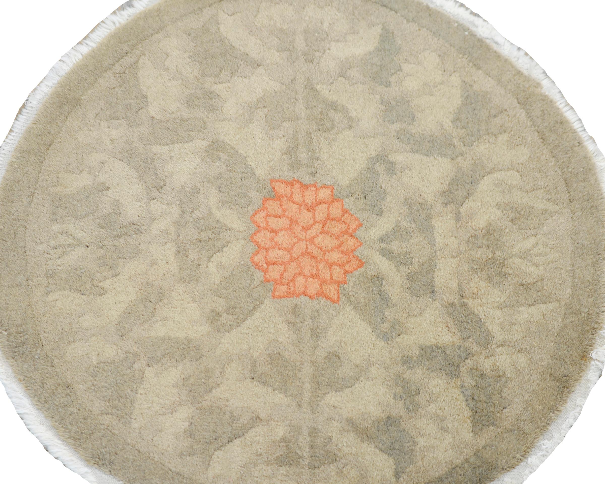 Hand-Knotted Early 20th Century Chinese Round Rug For Sale