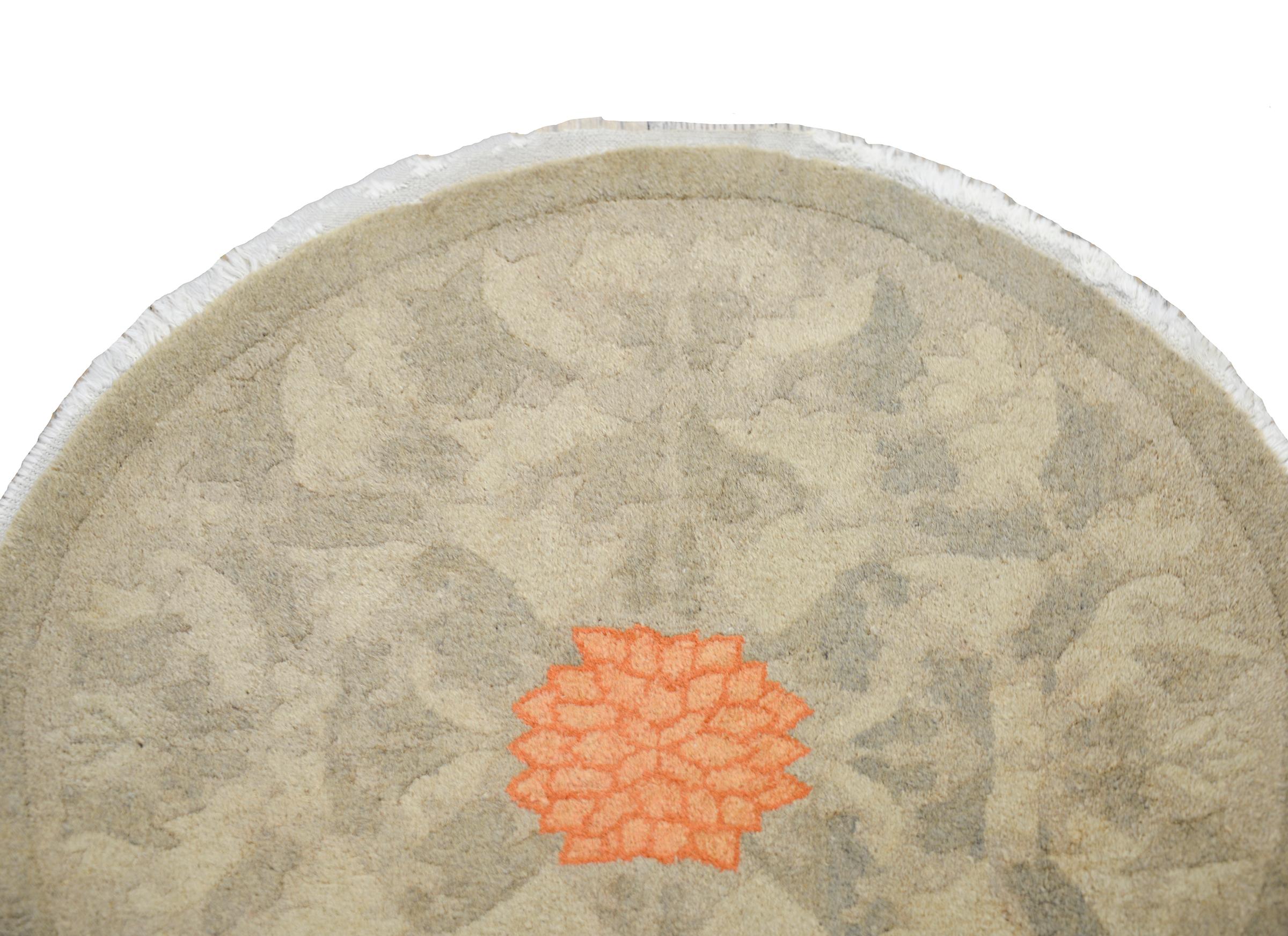 Early 20th Century Chinese Round Rug In Good Condition For Sale In Chicago, IL