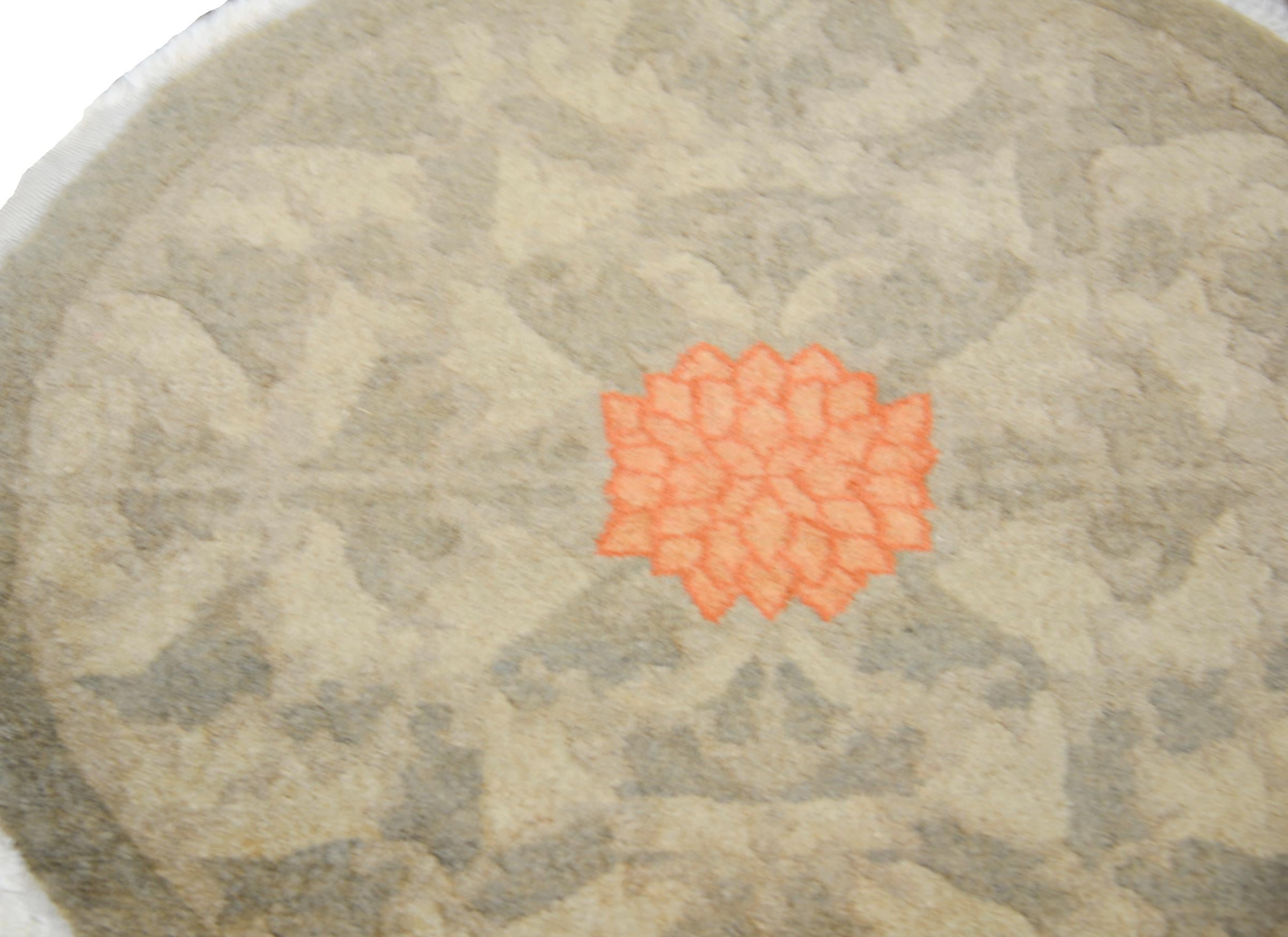 Mid-20th Century Early 20th Century Chinese Round Rug For Sale