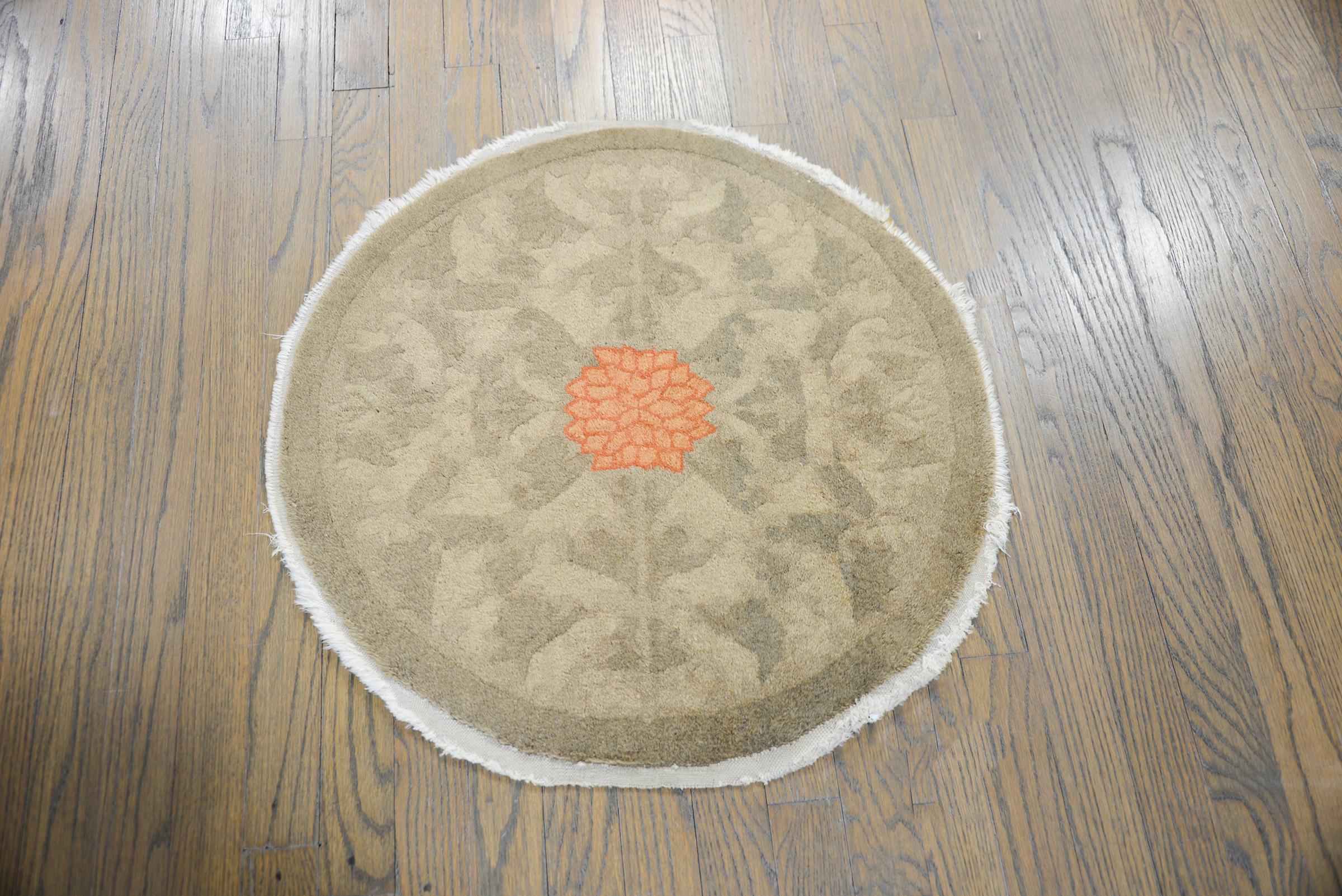 Early 20th Century Chinese Round Rug For Sale 3
