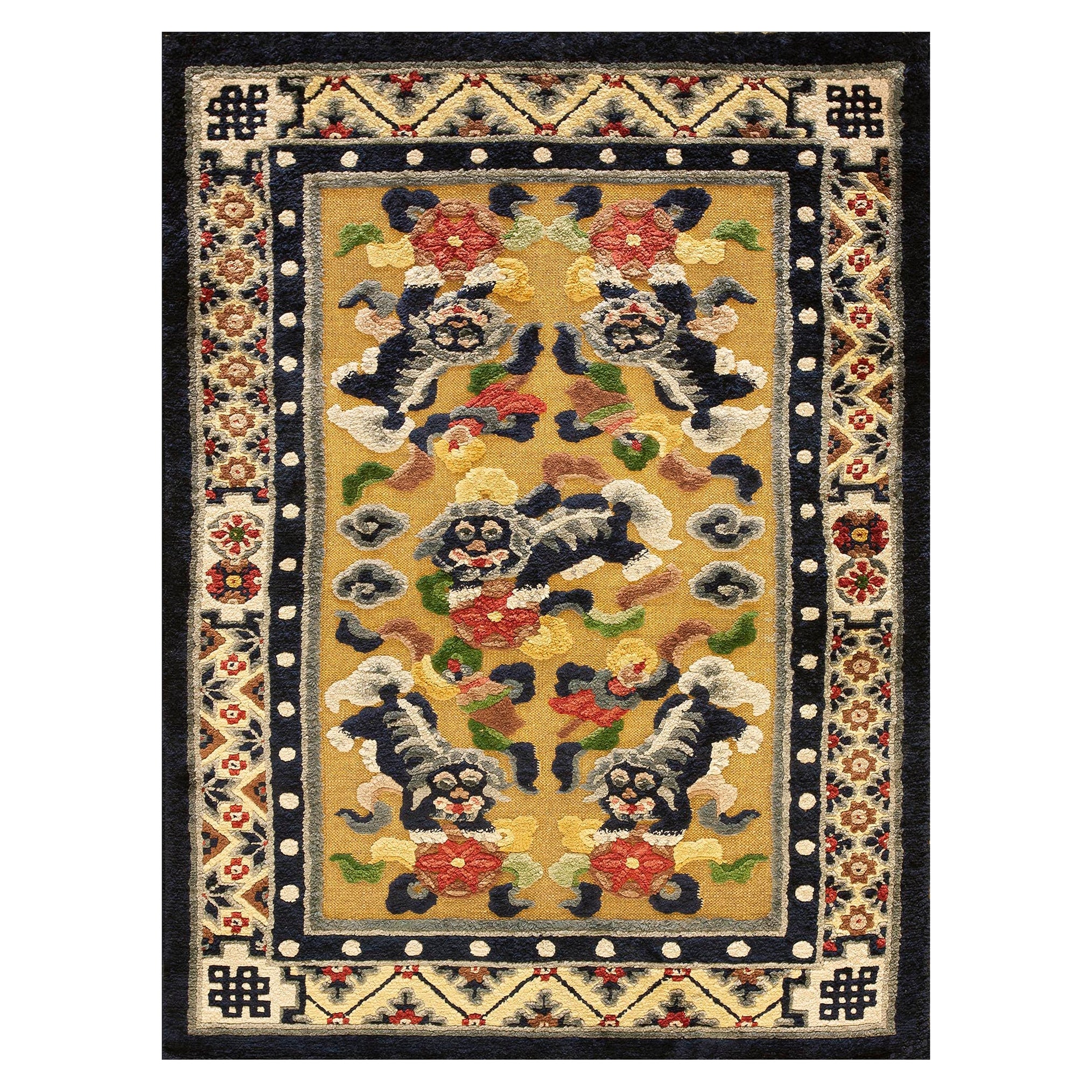 Tapis chinois du début du 20e siècle en soie et fil métallique pour chien Foo ( 2'7" x 4'2" )