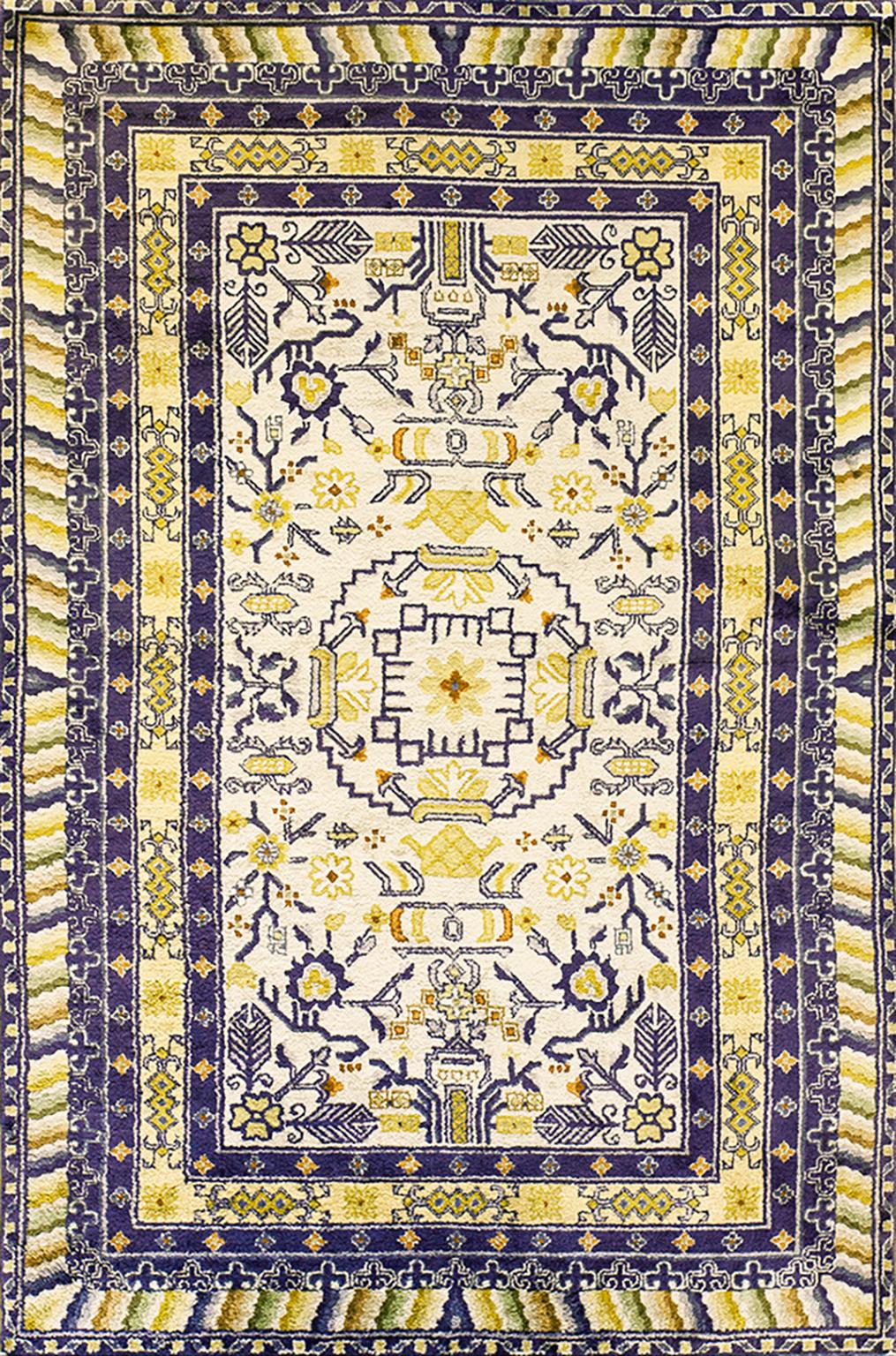 Early 20th Century Chinese Silk Rug ( 3'10'' x 6' - 117 x 183 ) For Sale 10