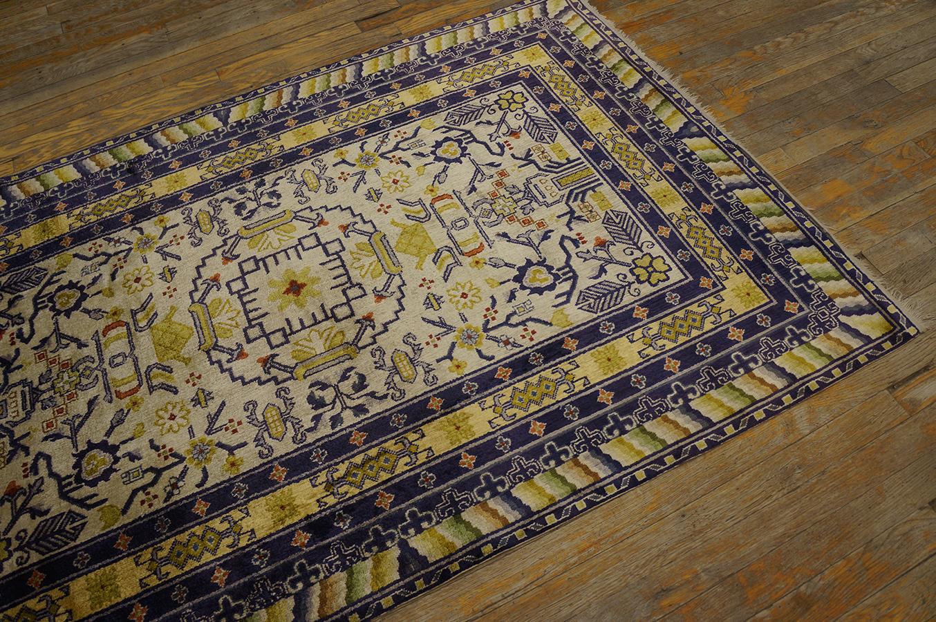 Early 20th Century Chinese Silk Rug ( 3'10'' x 6' - 117 x 183 ) In Good Condition For Sale In New York, NY