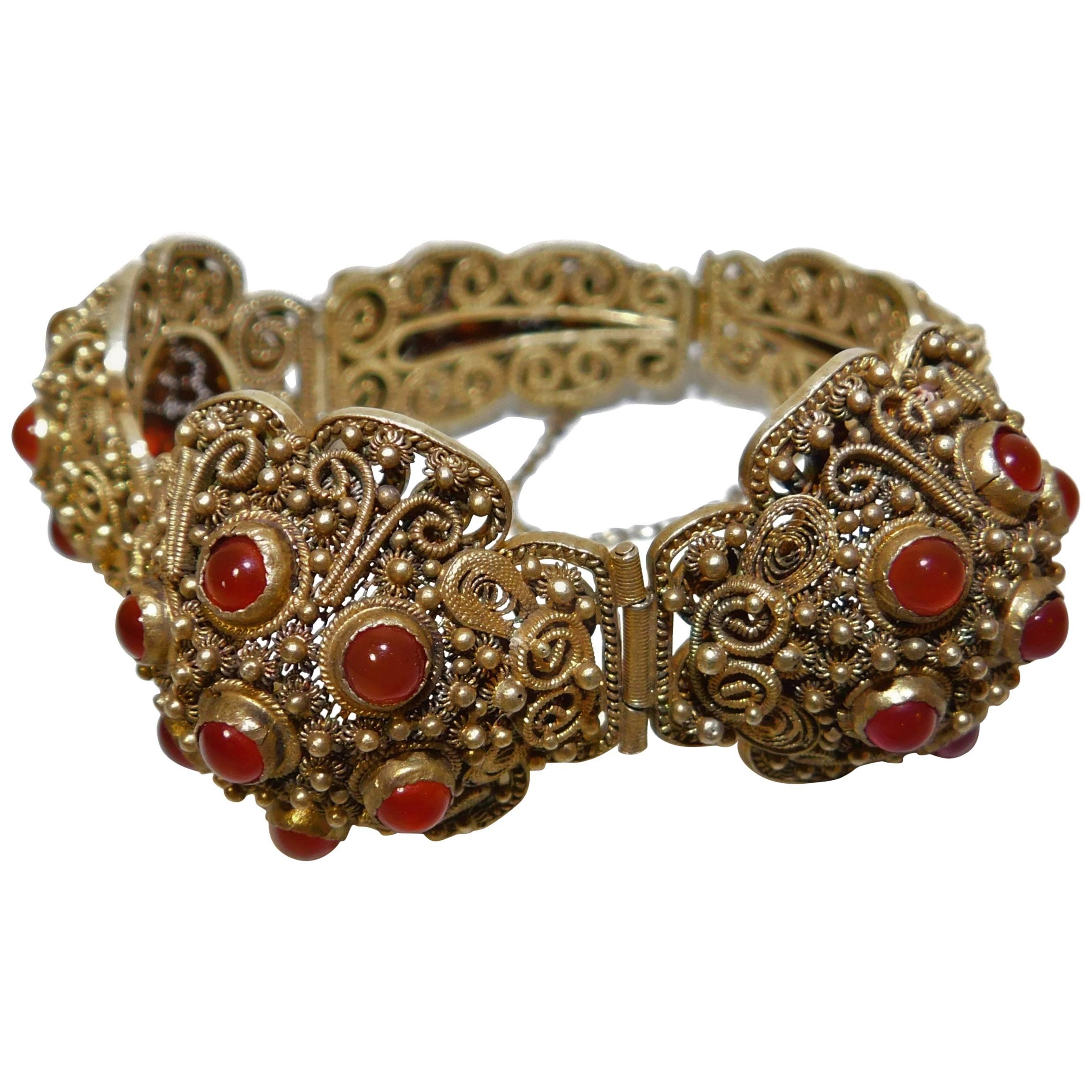 Bracelet chinois du début du 20e siècle en argent et or doré avec 26 pierres de cornaline en vente