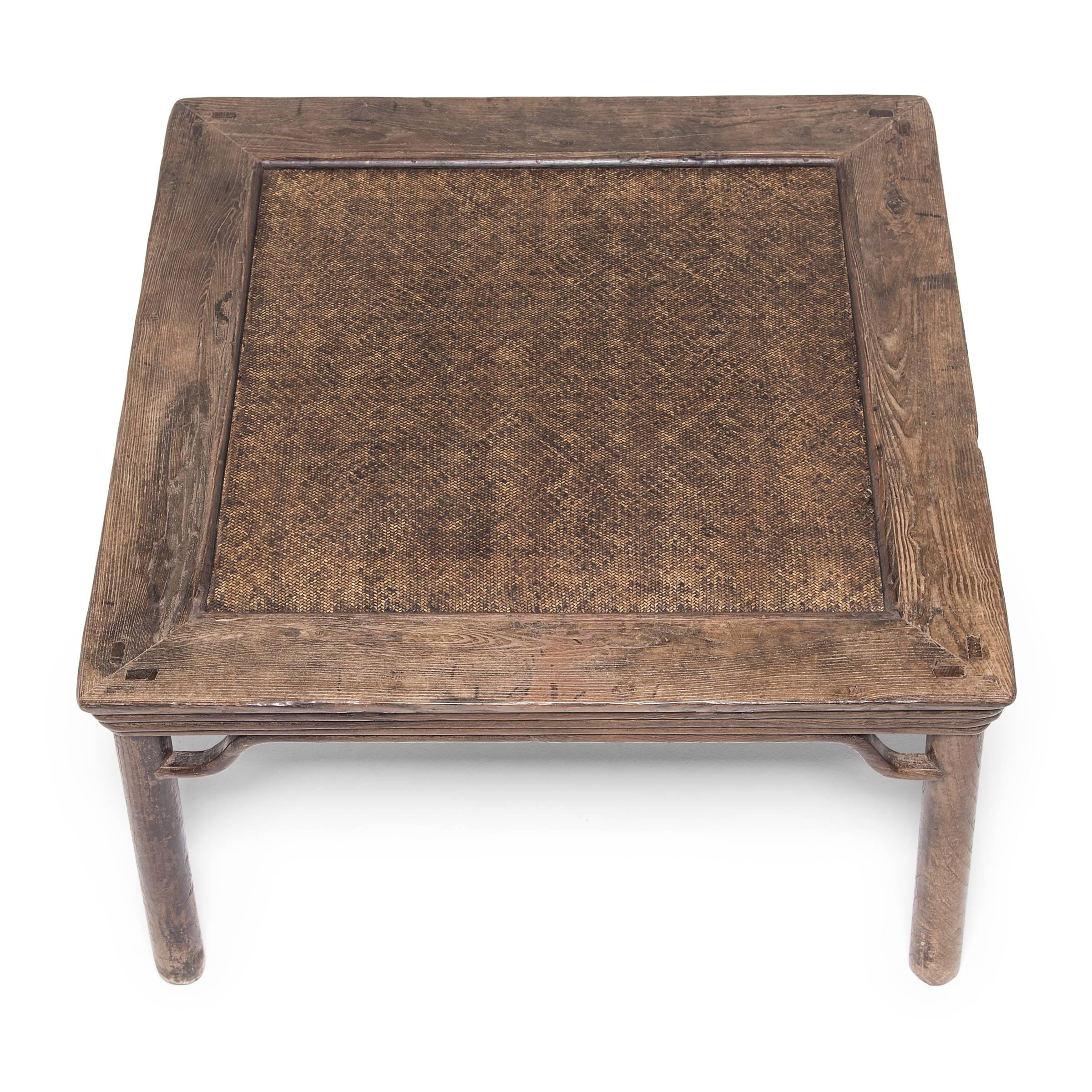Chinesischer quadratischer Tisch mit gewebter Platte, um 1900 im Zustand „Gut“ im Angebot in Chicago, IL
