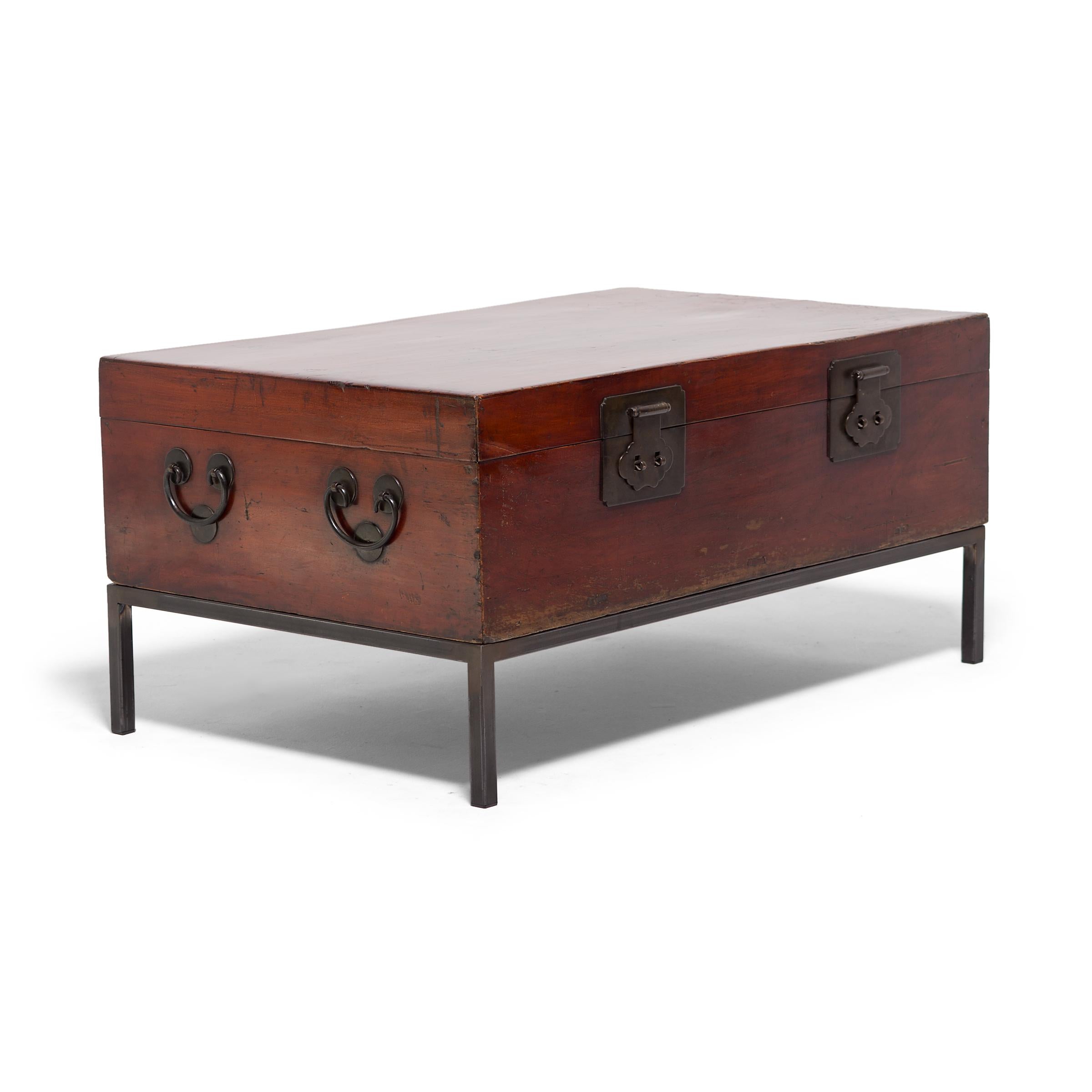 Early 20th Century Chinese Twin Attendants Trunk Table In Good Condition In Chicago, IL