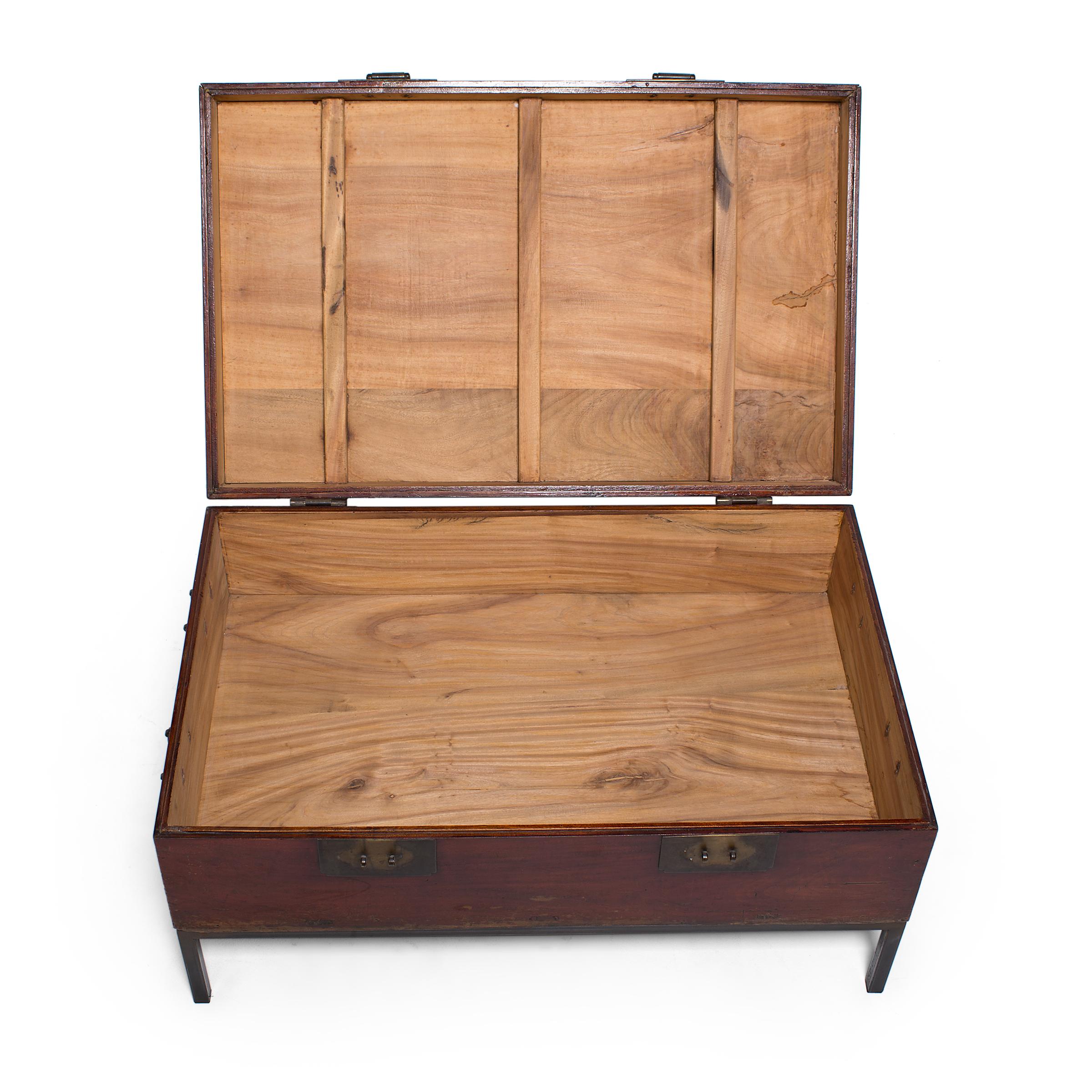 Early 20th Century Chinese Twin Attendants Trunk Table 1