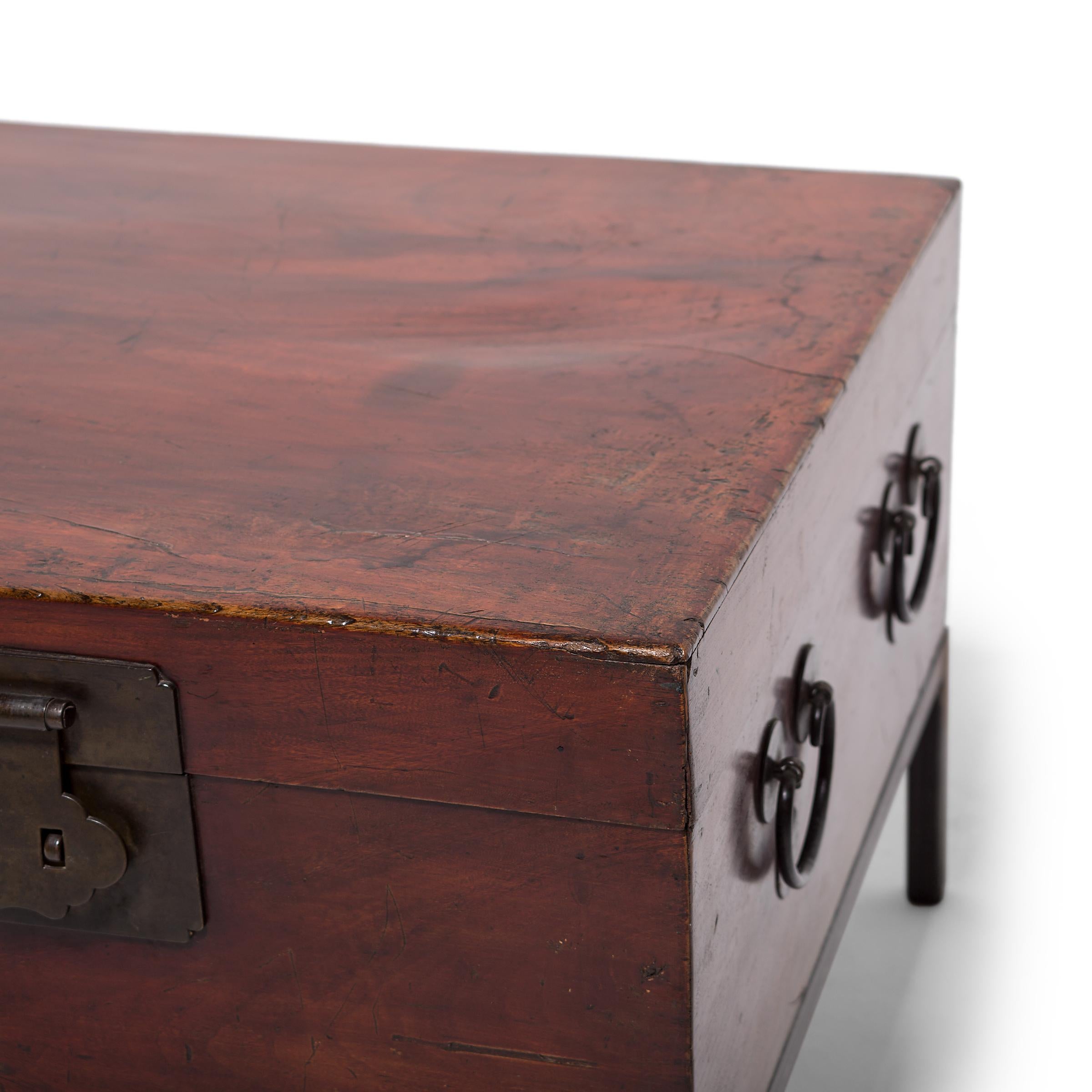Early 20th Century Chinese Twin Attendants Trunk Table 2