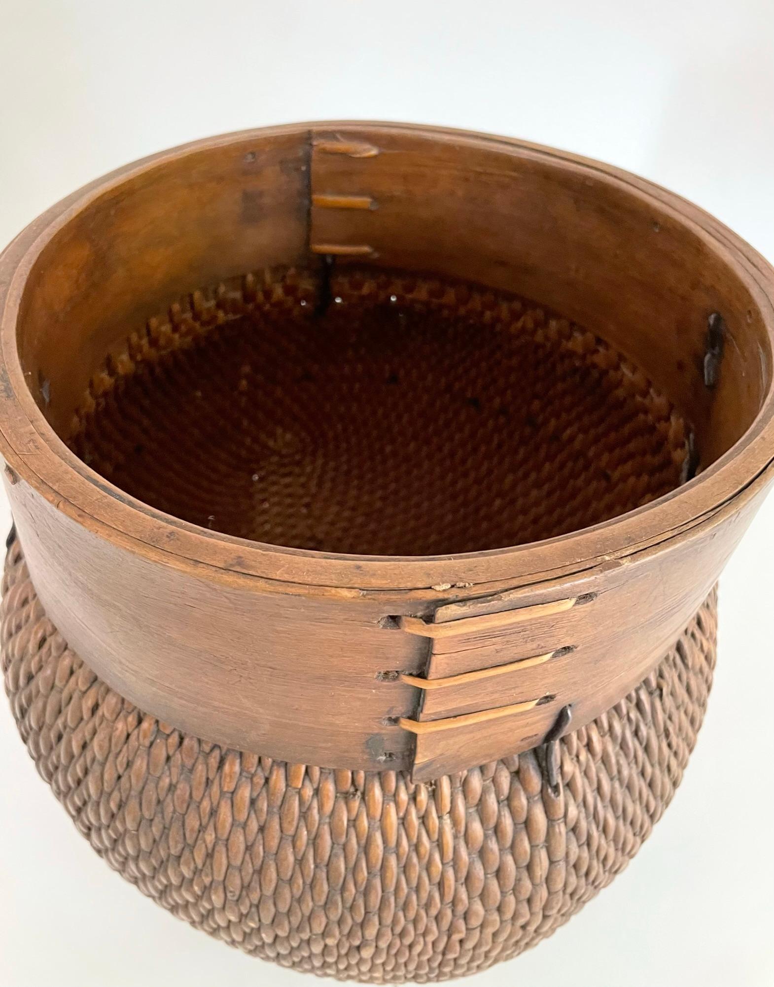 Early 20th Century Chinese Willow Basket For Sale 5