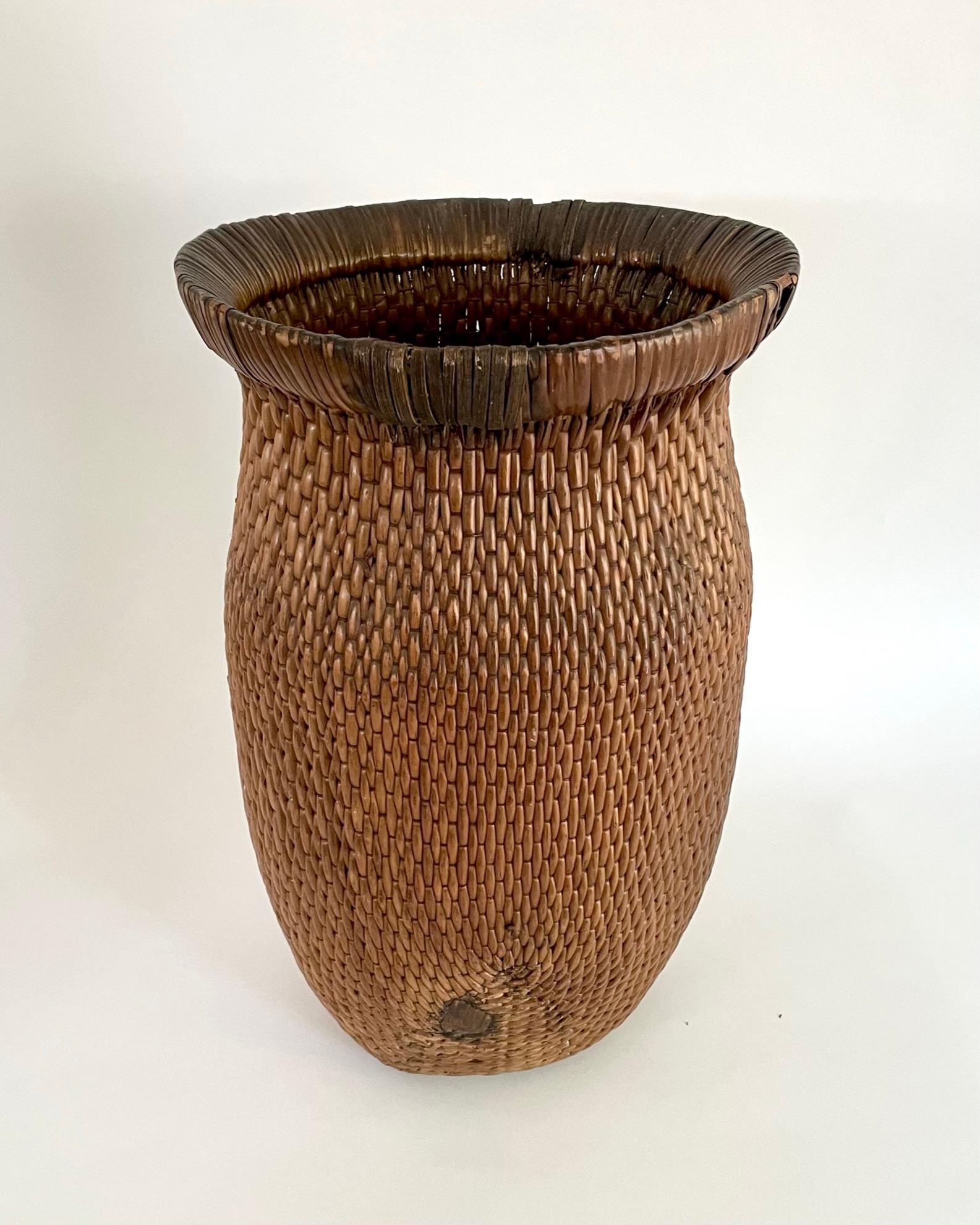 Early 20th Century Chinese Willow Basket In Good Condition For Sale In Atlanta, GA