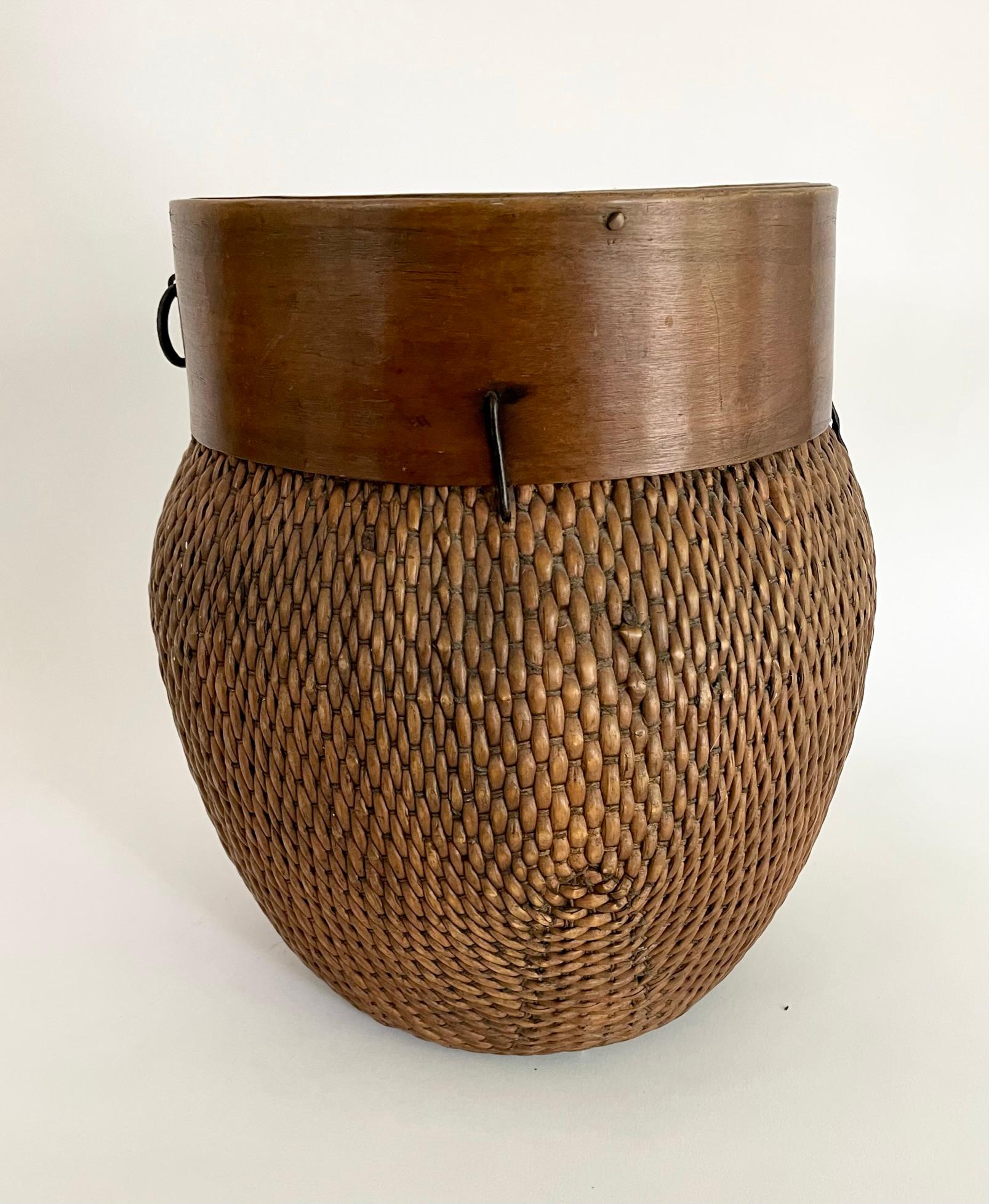 Early 20th Century Chinese Willow Basket In Good Condition For Sale In Atlanta, GA