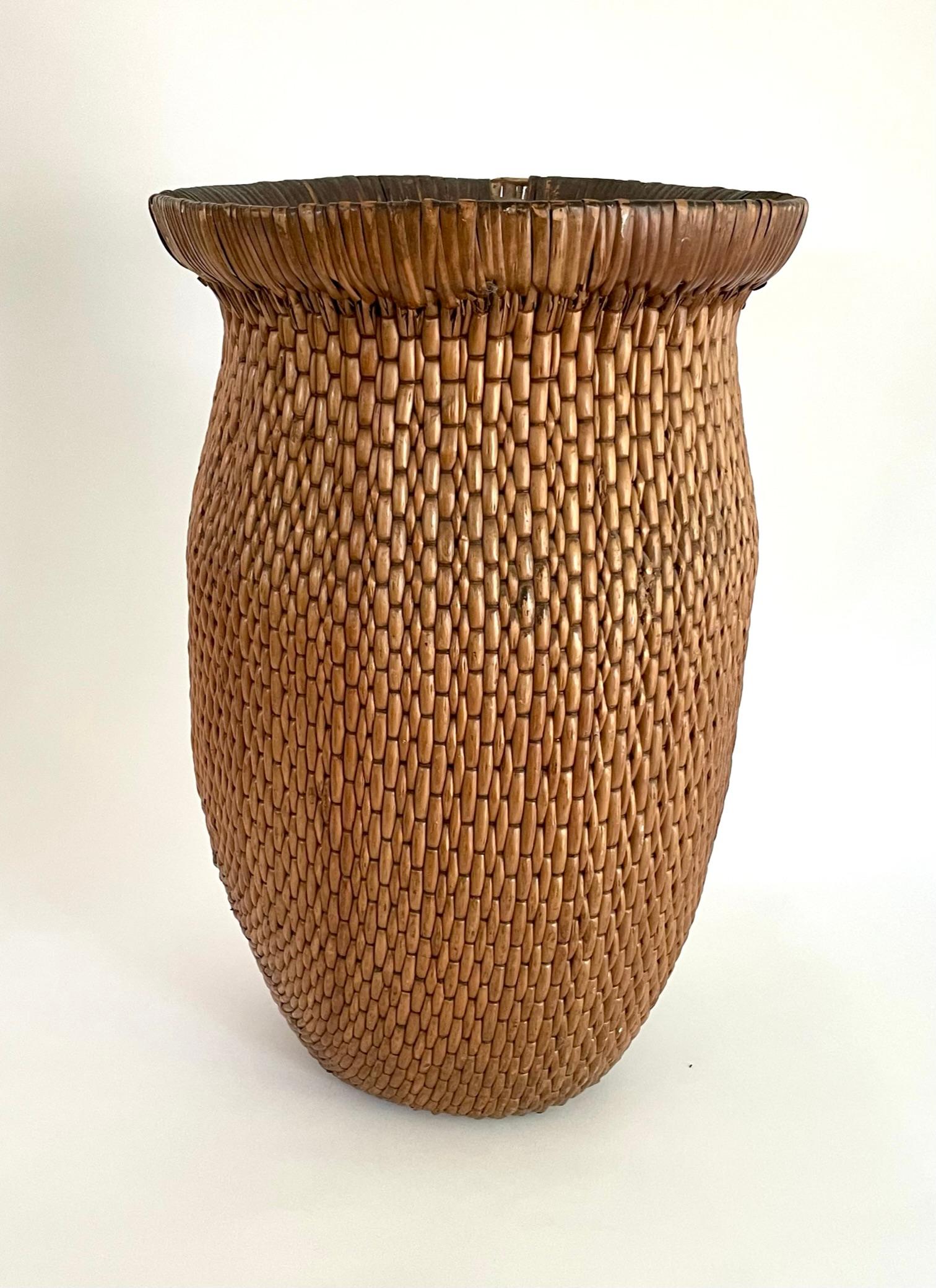 Early 20th Century Chinese Willow Basket For Sale 1