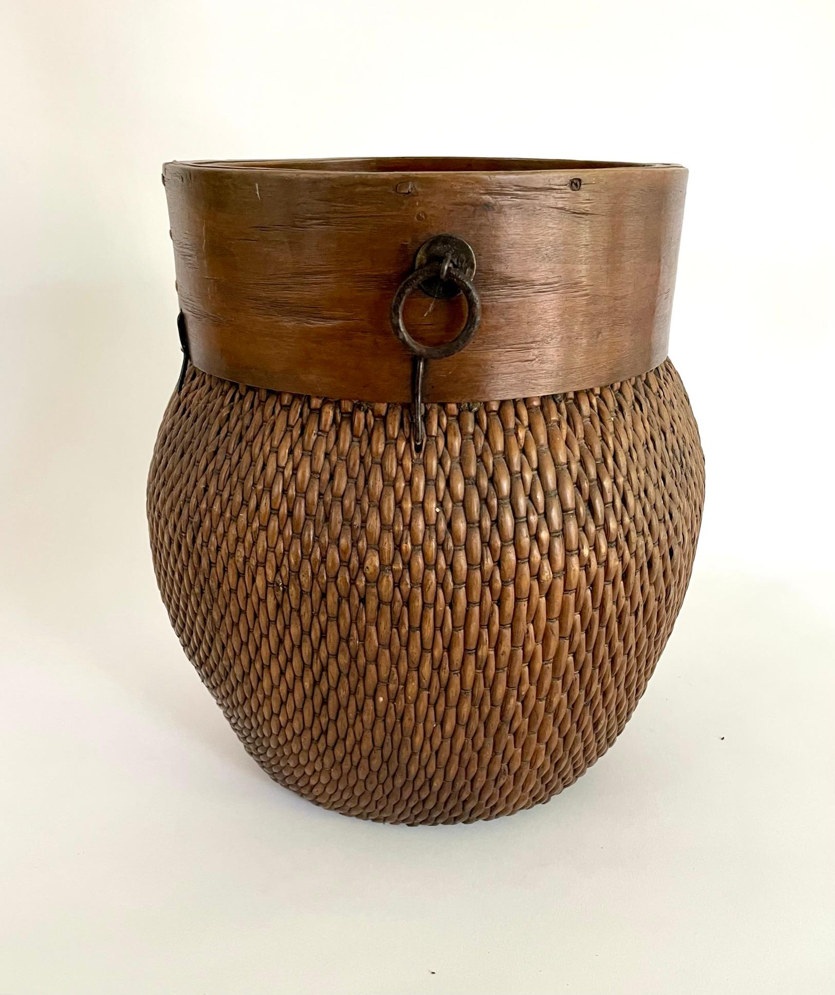 Early 20th Century Chinese Willow Basket For Sale 1