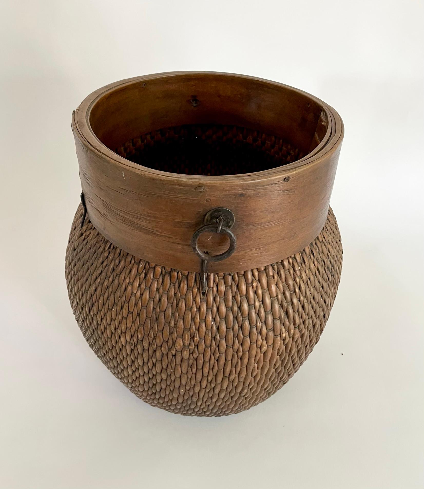 Early 20th Century Chinese Willow Basket For Sale 2