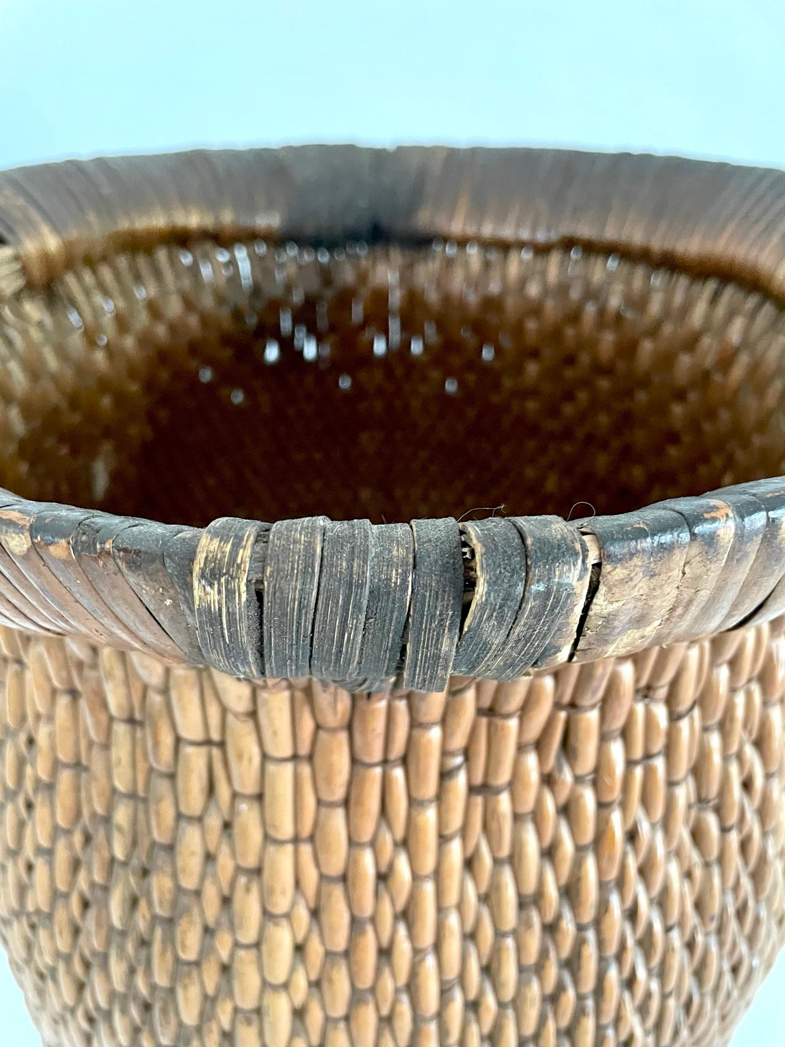 Early 20th Century Chinese Willow Basket For Sale 4
