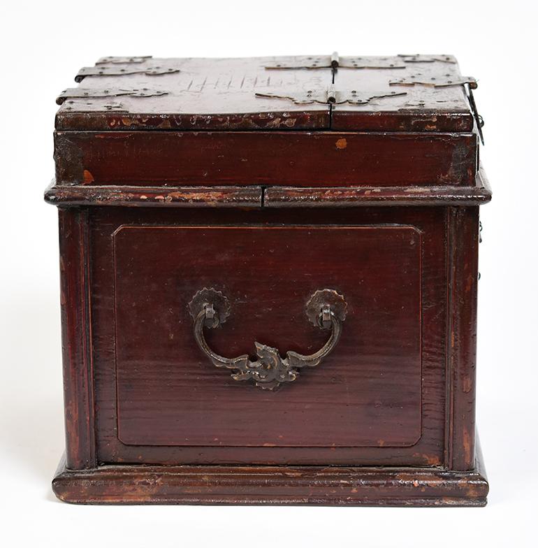 Early 20th Century, Chinese Wooden Box For Sale 7