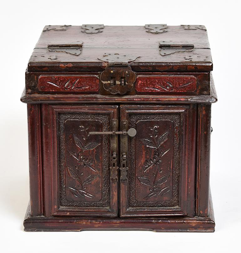 Chinese wooden box.

Age: China, Early 20th Century
Size: Height 21.5 C.M. / Width 23.6 C.M. / Thickness 23.4 C.M.
Condition: Nice condition overall (some expected degradation due to its age).

100% Satisfaction and Authenticity Guaranteed with FREE