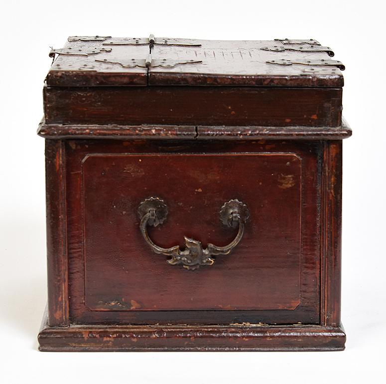 Early 20th Century, Chinese Wooden Box For Sale 4