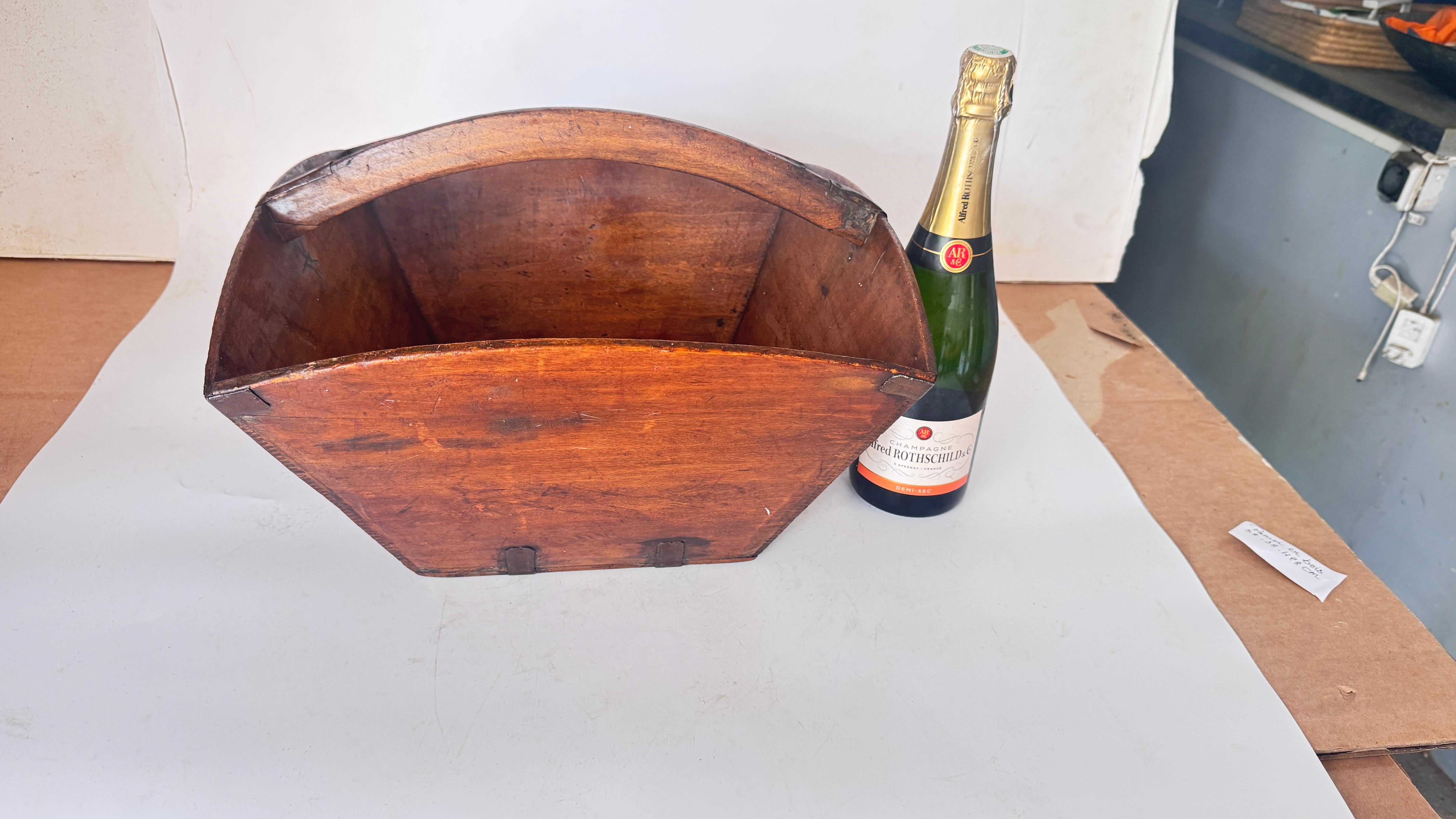 Misuratore di riso cinese dei primi del Novecento con raccordi in rame - da collezione con una ricca patina

Descrizione:
Questo autentico misuratore di riso cinese, realizzato in legno con finiture in rame e metallo annerito, risale agli inizi del
