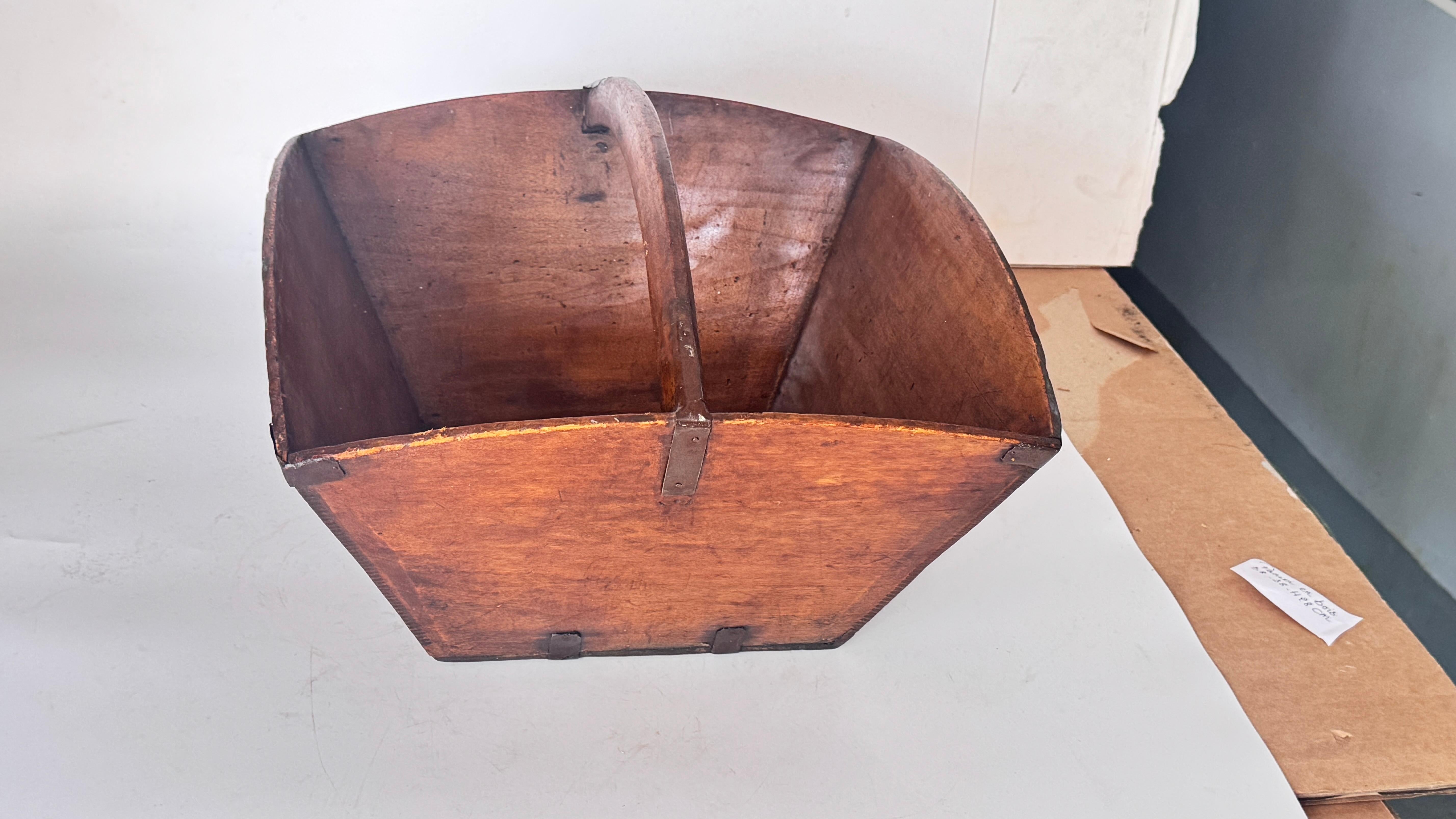 Chippendale cinese Misuratore di riso cinese dei primi del Novecento in legno con raccordi in rame in vendita