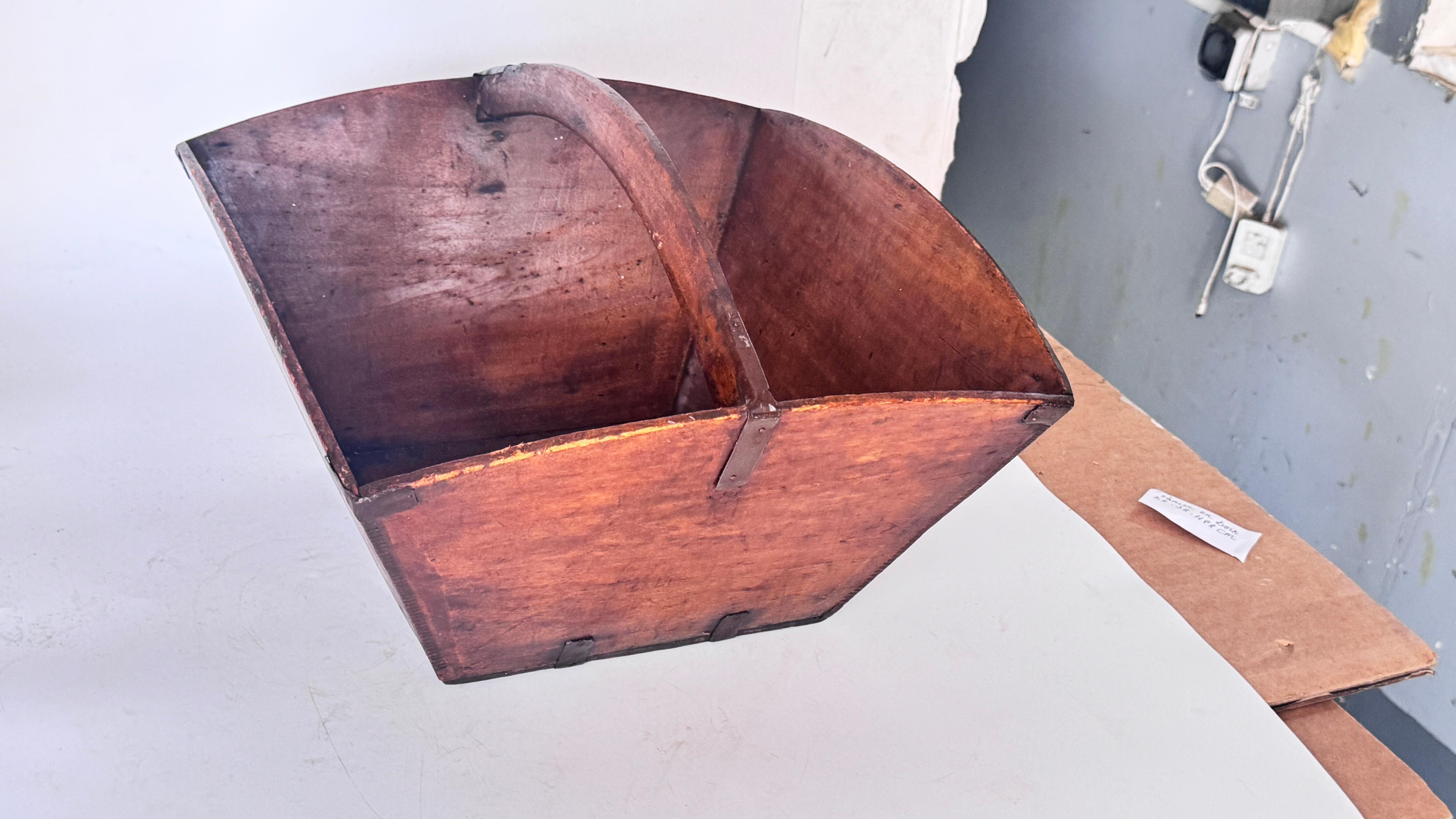 Cinese Misuratore di riso cinese dei primi del Novecento in legno con raccordi in rame in vendita