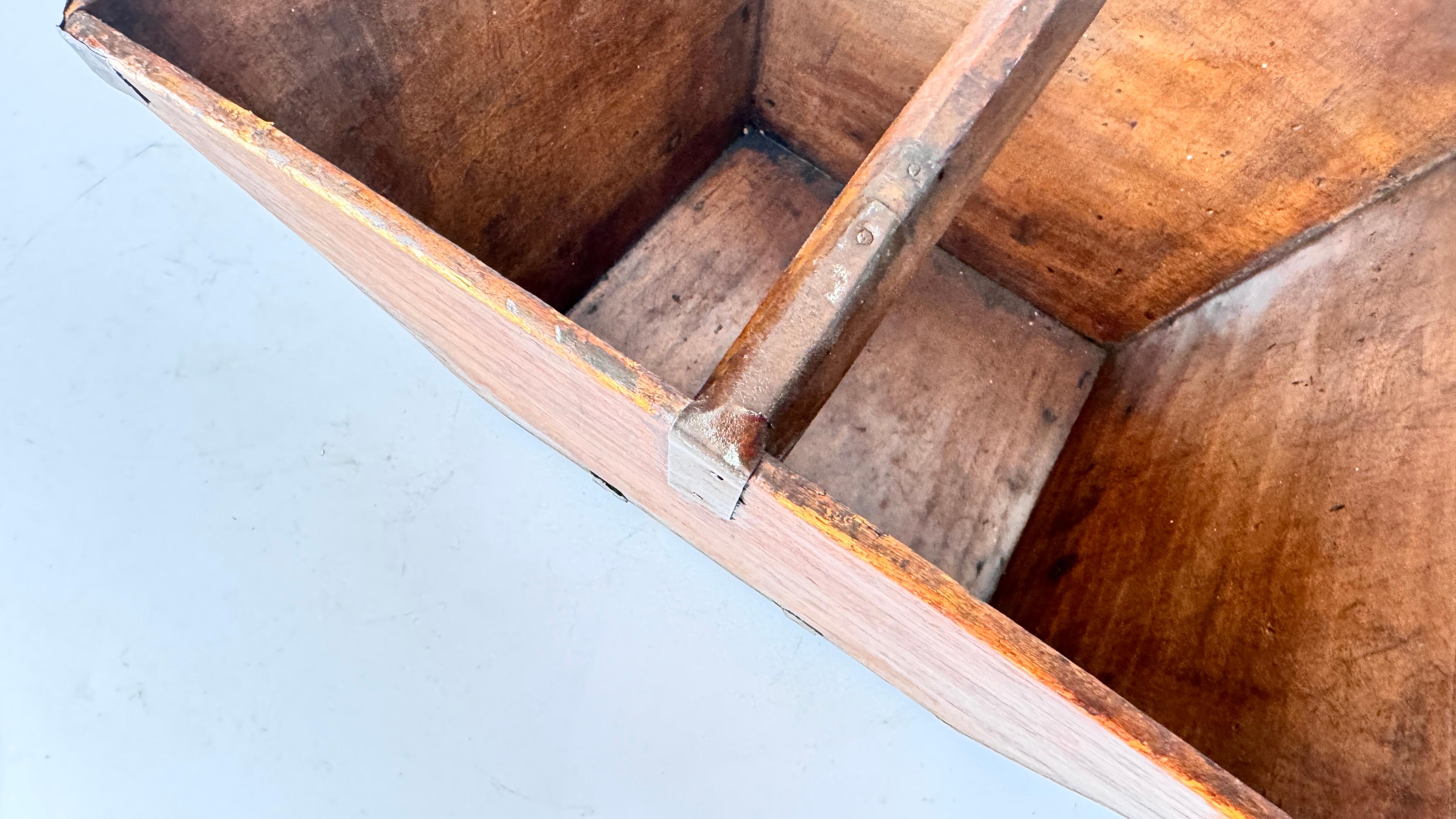 Misuratore di riso cinese dei primi del Novecento in legno con raccordi in rame In condizioni discrete in vendita a Auribeau sur Siagne, FR