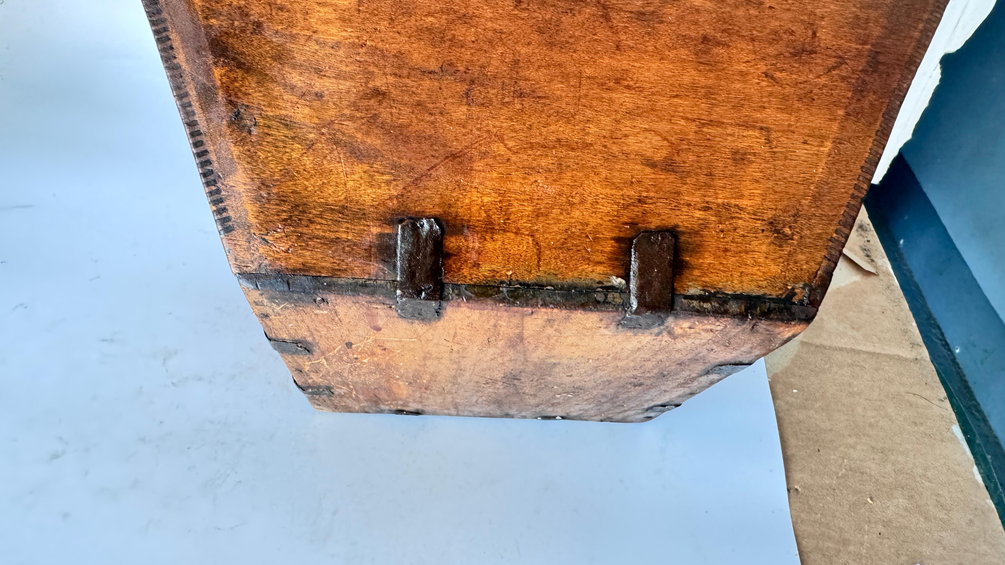 Metallo Misuratore di riso cinese dei primi del Novecento in legno con raccordi in rame in vendita