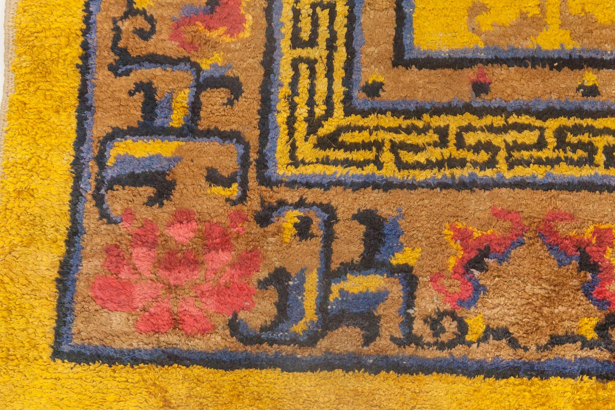 Early 20th Century Chinese Yellow Handmade Silk Rug For Sale 1