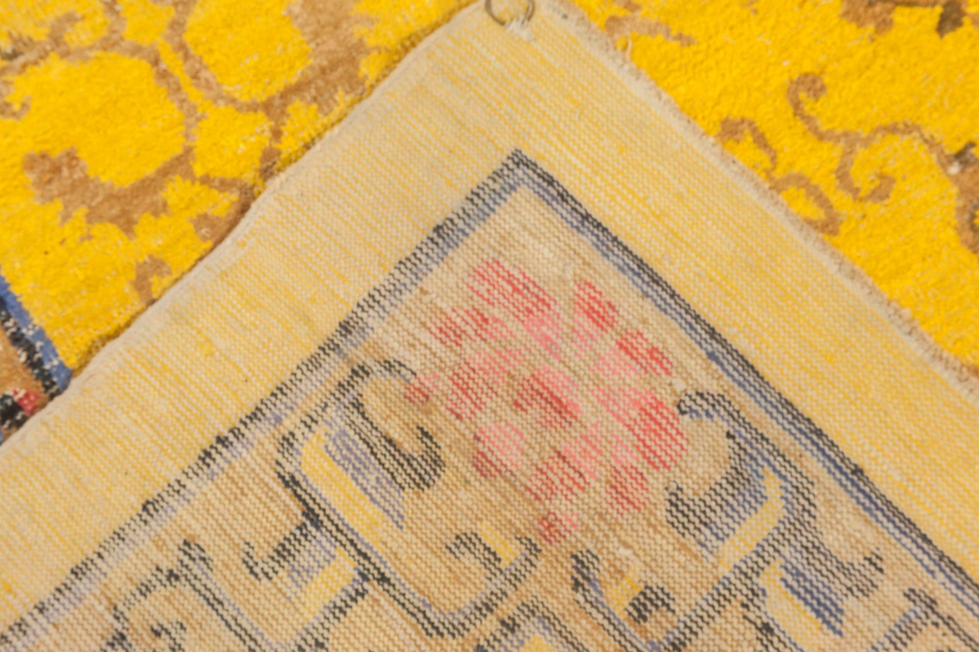 Early 20th Century Chinese Yellow Handmade Silk Rug For Sale 4