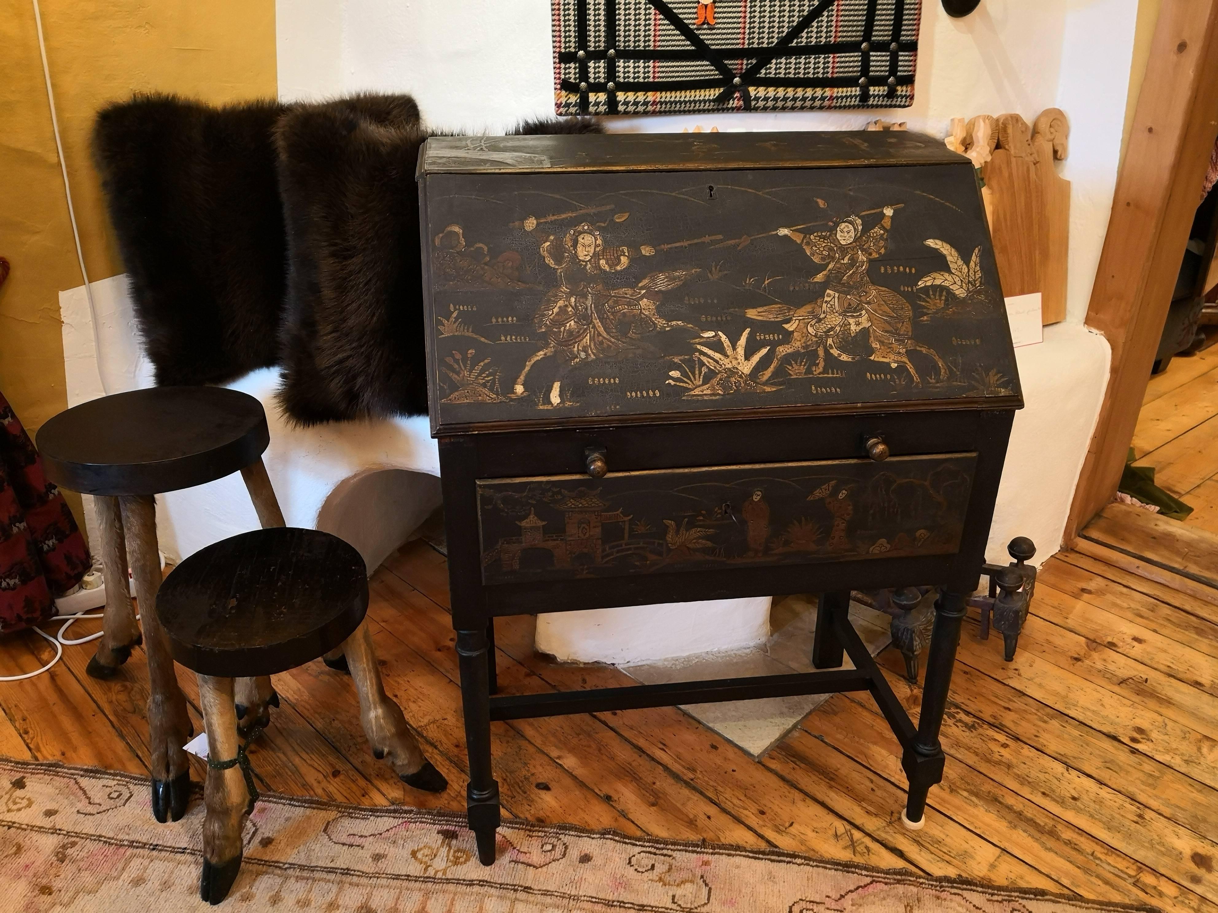 Early 20th Century Chinoiserie Decorated Bureau in Black Wood 9