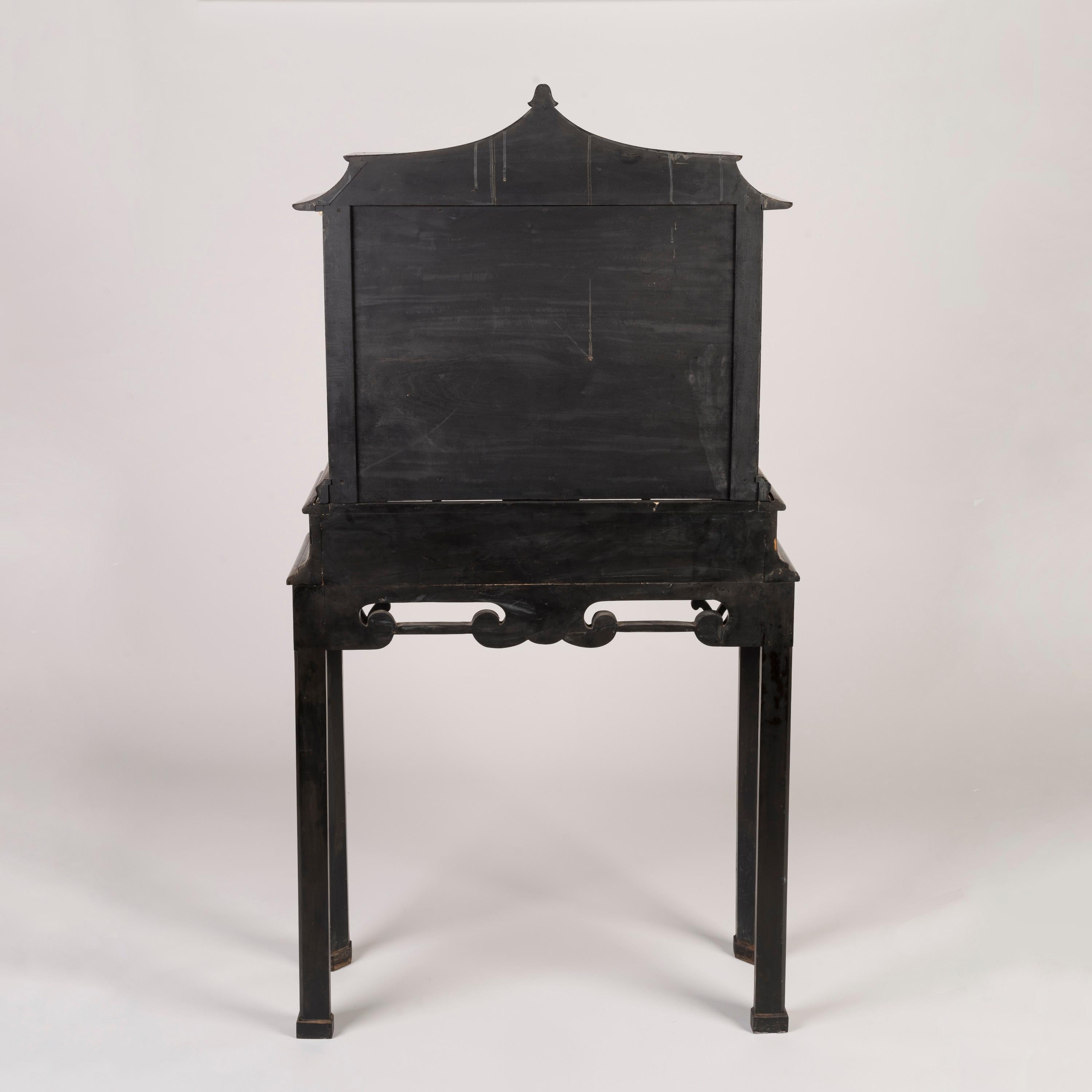 Early 20th Century Chinoiserie Lacquer Display Case attributed to Hille & Co For Sale 4